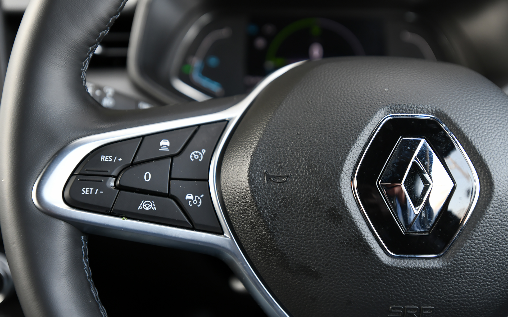 ステアリングコラム左側にはアダプティブクルーズコントロール（ストップ＆ゴー機能付）などのADAS機能に関連するスイッチなどを配置