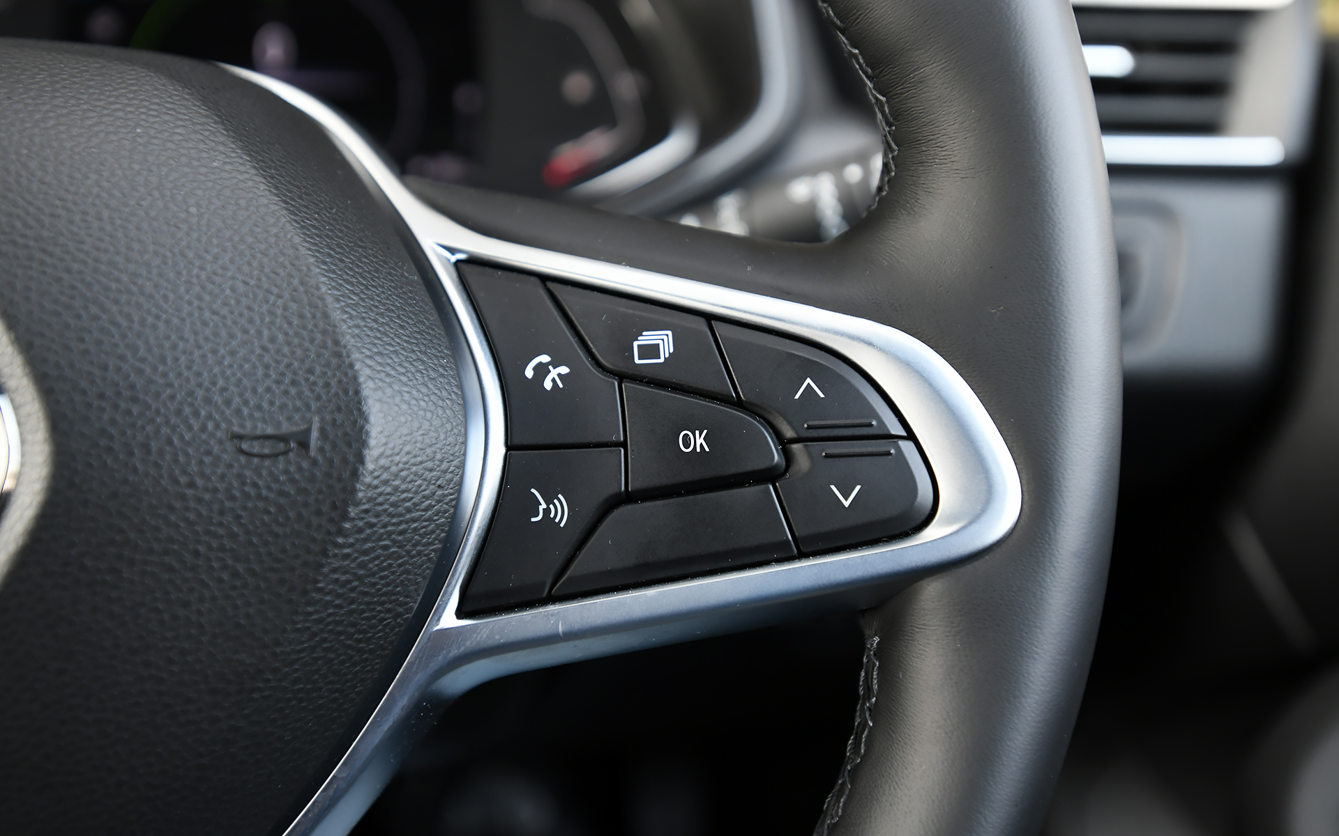 ステアリングコラム右側にはオーディオやメーター内の表示を切り替えるスイッチなどを配置