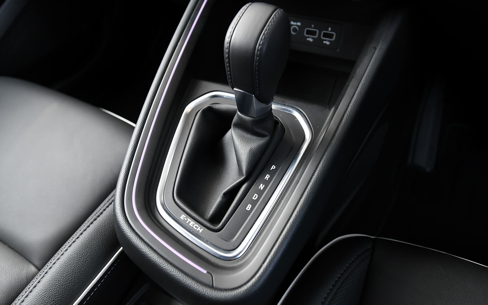 シフトまわりには「E-TECH」のロゴが刻まれる