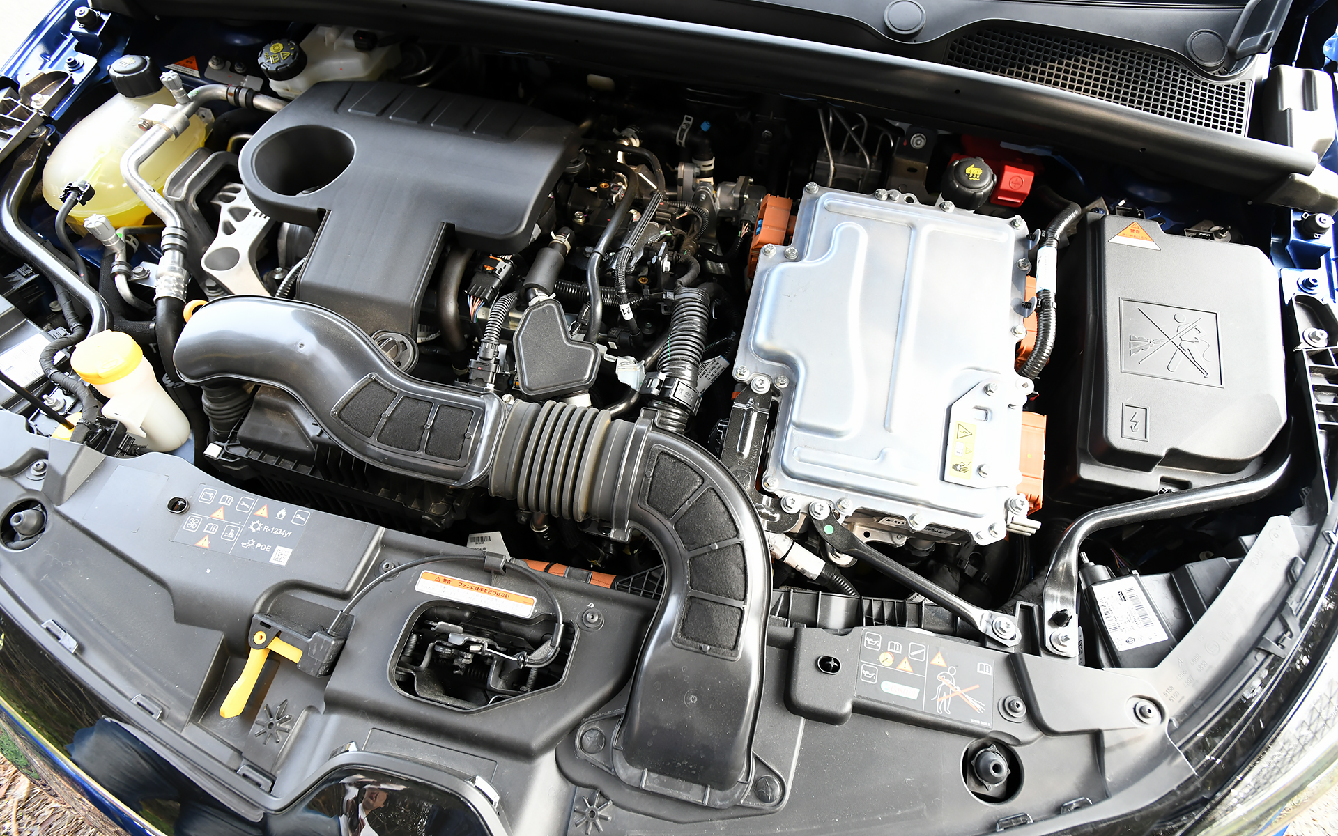 最高出力67kW(91PS)/5600rpm、最大トルク144Nm(14.7kgfm)/3200rpmを発生する直列4気筒DOHC 1.6リッターエンジンを搭載。さらに、メインモーター(E-モーター)に最高出力36kW(49PS)/1677-6000rpm、最大トルク205Nm(20.9kgfm)/200-1677rpmを発生する「5DH」モーターを、サブモーター(HSG)に最高出力15kW(20PS)/2865-1万rpm、最大トルク50Nm(5.1kgfm)/200-2865rpmを発生する「3DA」モーターを搭載している。トランスミッションは、ガソリンエンジン側に4速、モーター側に2速のギヤを持つルノー独自の電子制御ドッグクラッチATを組み合わせる