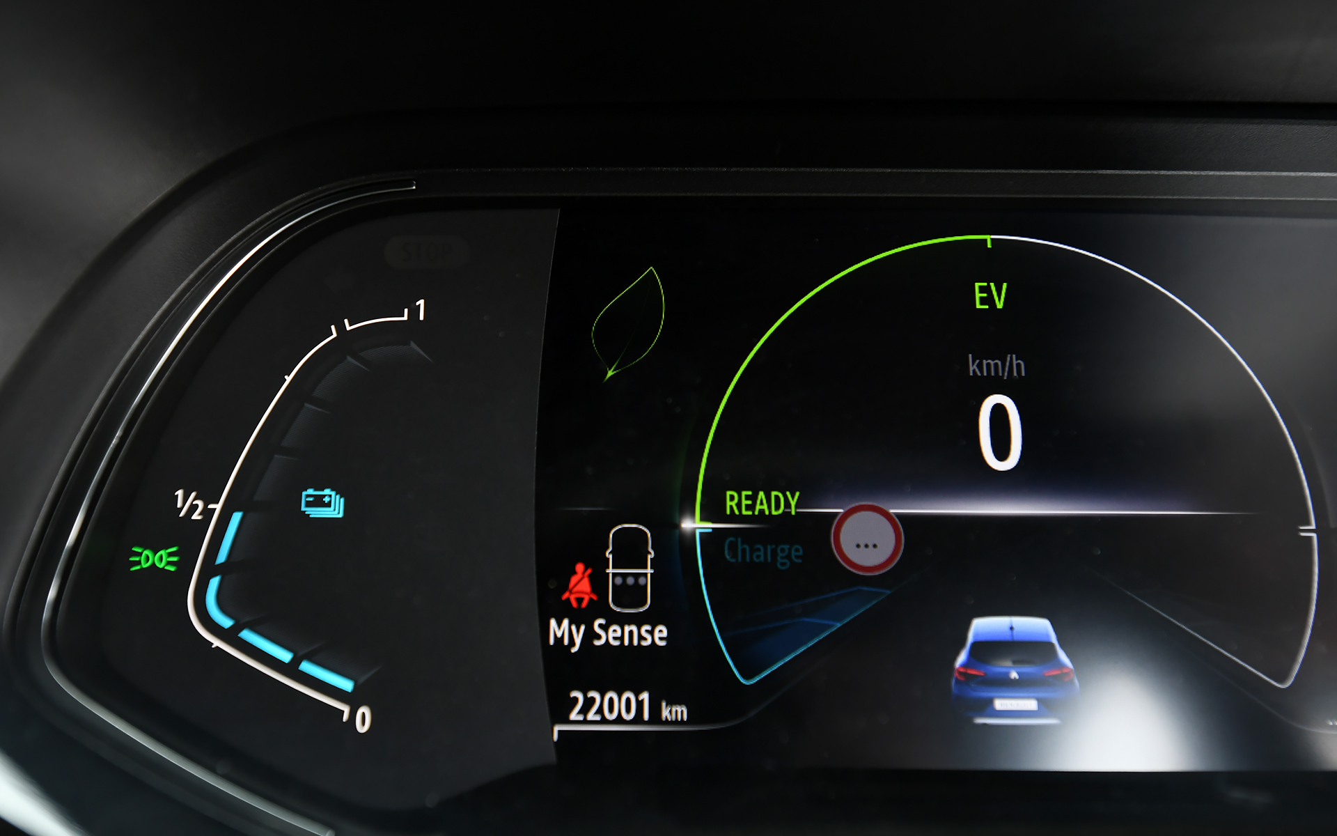 メーター内に表示されるエコゲージや瞬間燃費計＆平均燃費計、どのモードで走行しているのかを示すエネルギーフロー表示などを細かく切り替えながら走行する