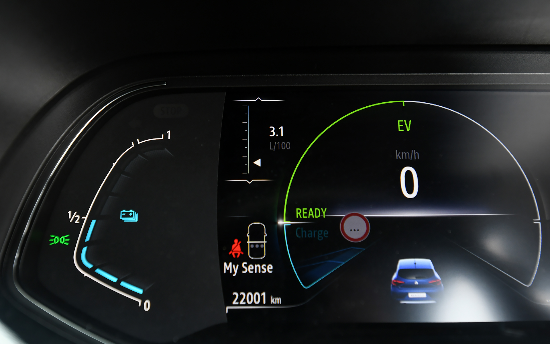 メーター内に表示されるエコゲージや瞬間燃費計＆平均燃費計、どのモードで走行しているのかを示すエネルギーフロー表示などを細かく切り替えながら走行する