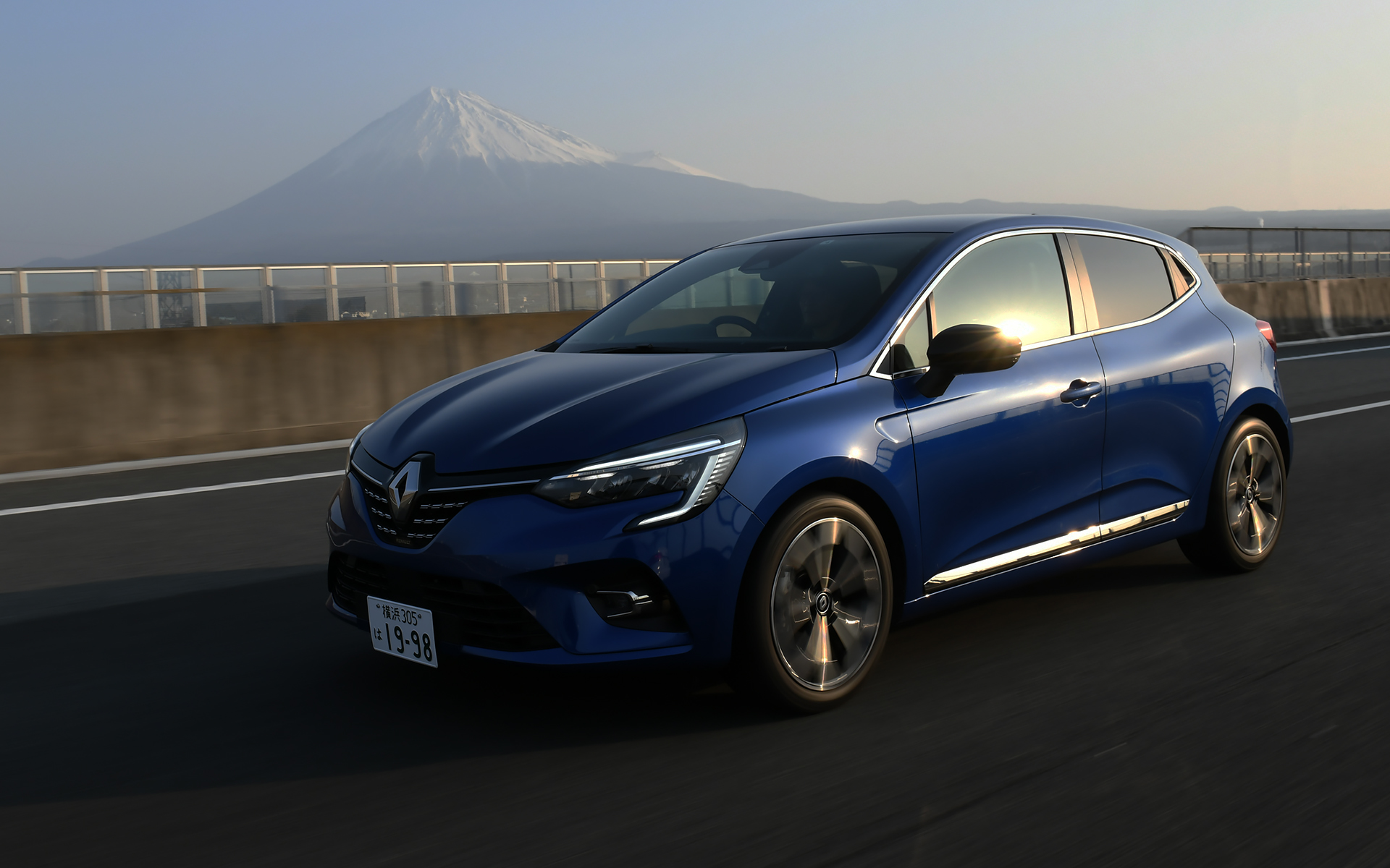 富士山を横目に見ながら走り……