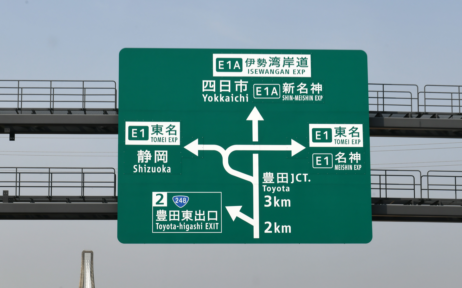 ゆずり車線や登坂車線を駆使しながら、一路西へ