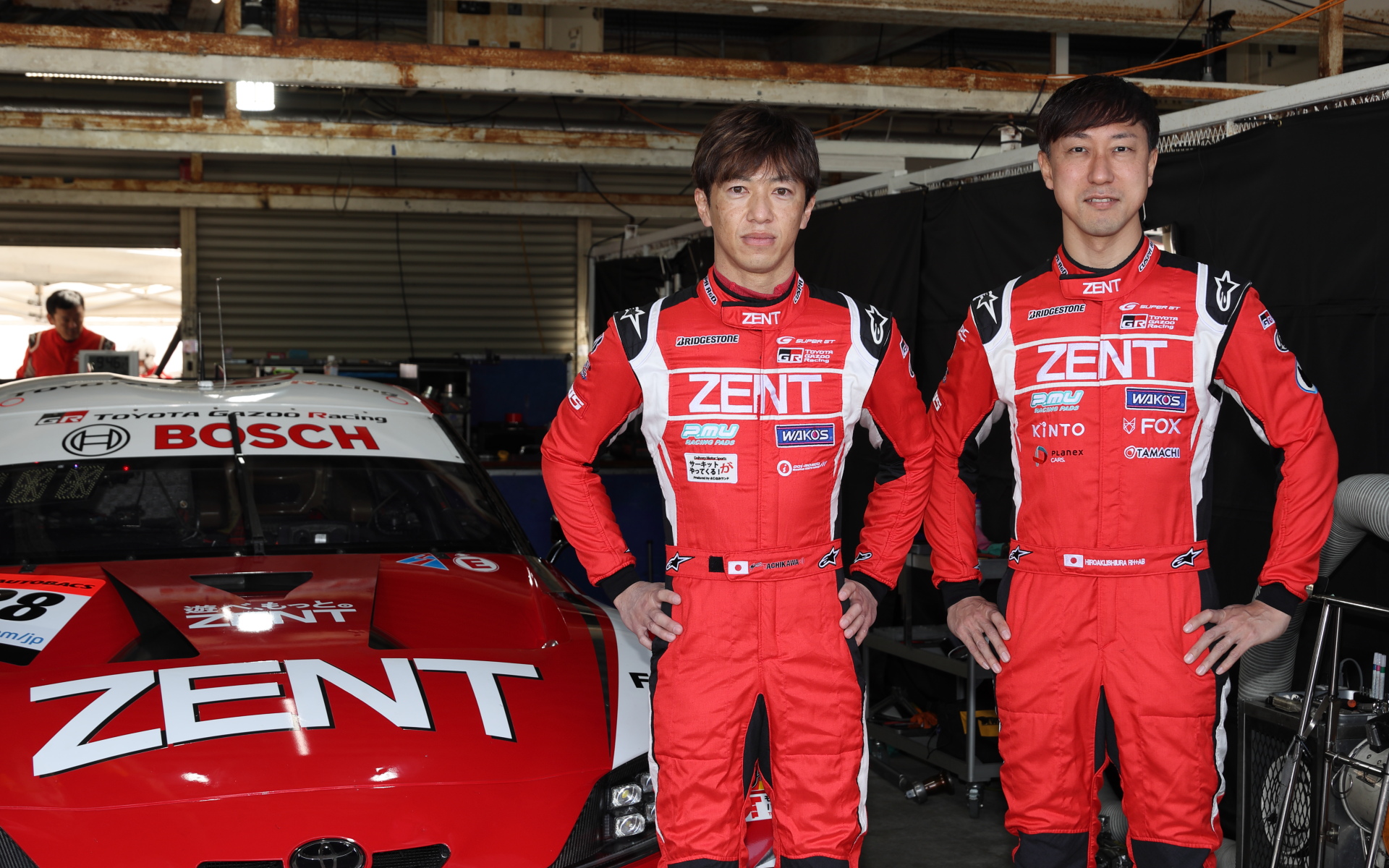 日本のレース界でも愛用者が多い。SUPER GT GT500クラスの38号車 ZENT CERUMO GR Supraをドライブする立川祐路選手（左）と石浦宏明選手（右）も、アルパインスターズ製のスーツ、インナー、グローブ、シューズを愛用しているレーシングドライバーの1人
