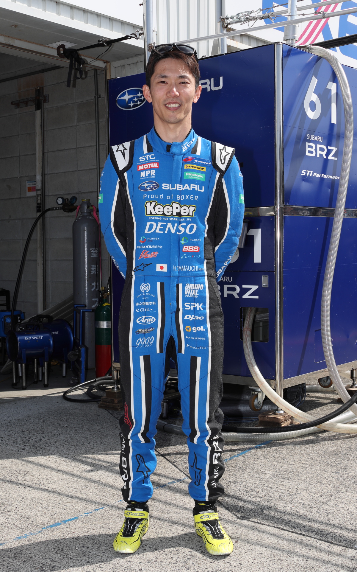 山内英輝選手も同様にフルオーダースーツを着る。ロゴ等は生地に色付ける昇華プリントで入れているので、生地の特性を損なうことはない。これだけデザインされていても通気性はいいそうだ