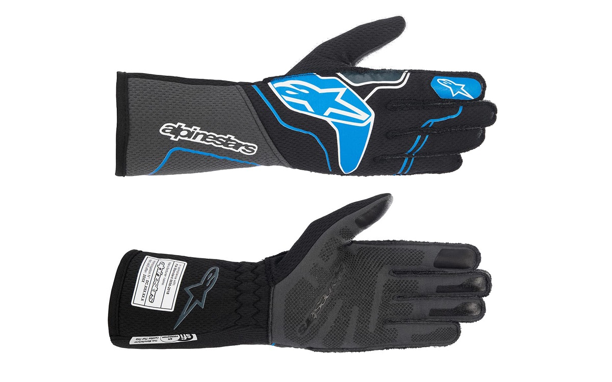 井口選手が使うグローブ「TECH-1 ZX V3 GLOVES」。グローブの内側にも滑り止め加工があるのでステアリング操作に違和感がまったくないという