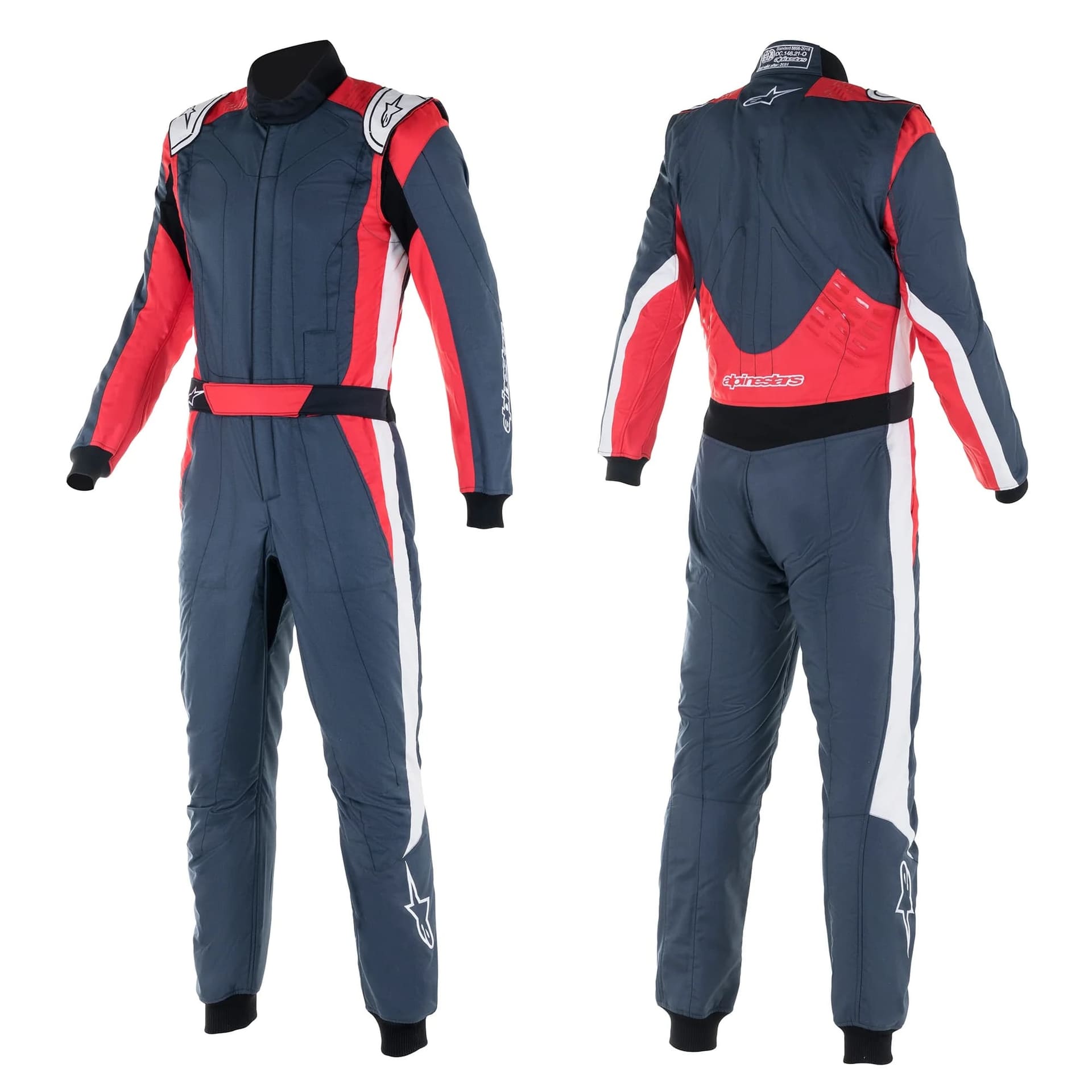 こちらがGP PRO COMP V2 SUIT。FIA公認モデルで価格は16万2800円。カラーはASPHALT RED WHITE（9122）。フィット感はアスリートレギュラーフィットなので通常体型に対応。サイズは46、48、50、52、54（Ｓ、Ｍ、Ｌ、ＸＬ相当）がレギュラーのラインアップで44（XS相当）や56以上（XXL以上）は特注で対応