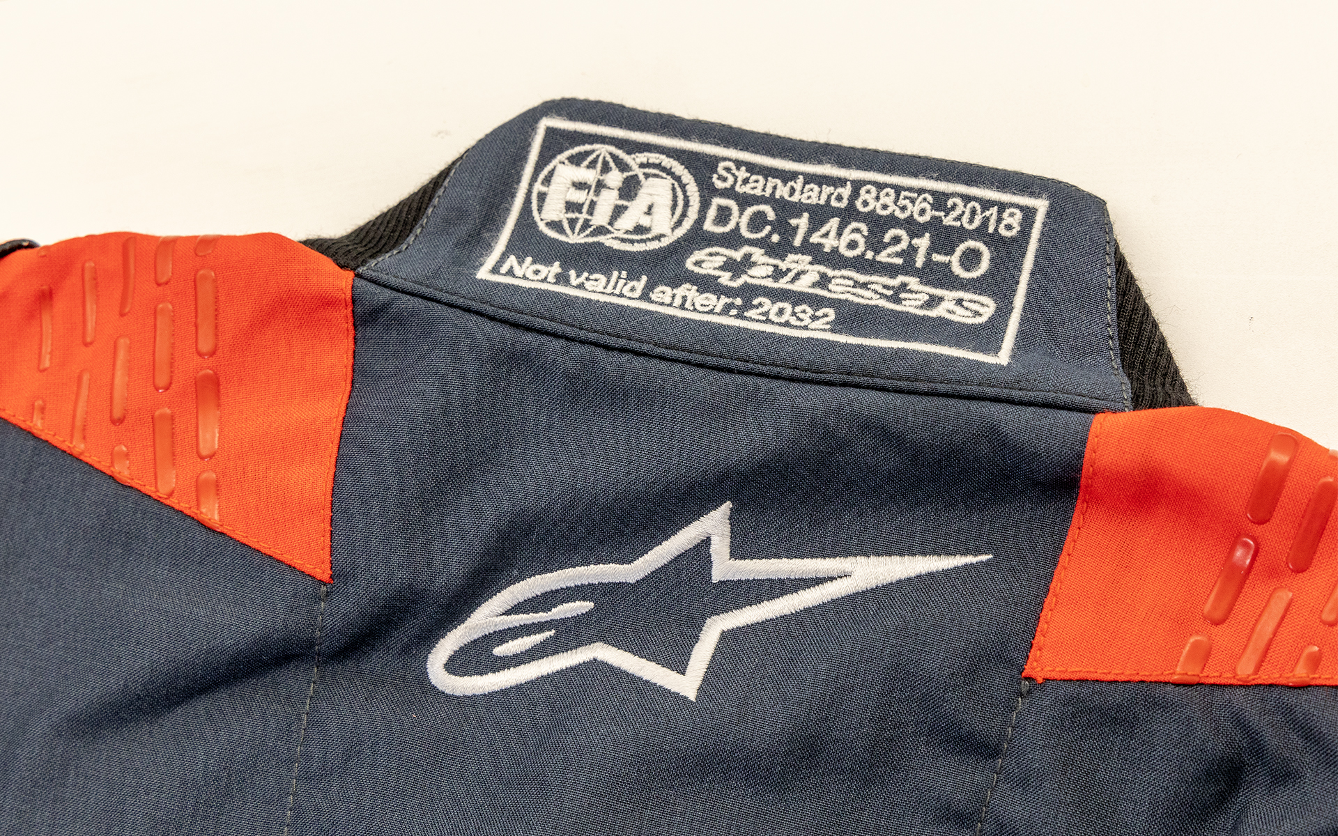 肩から背中にかけてもシリコングリップテクノロジーが入っている。襟には現行の耐火性規格であるFIA8856-2018公認の表記が入る