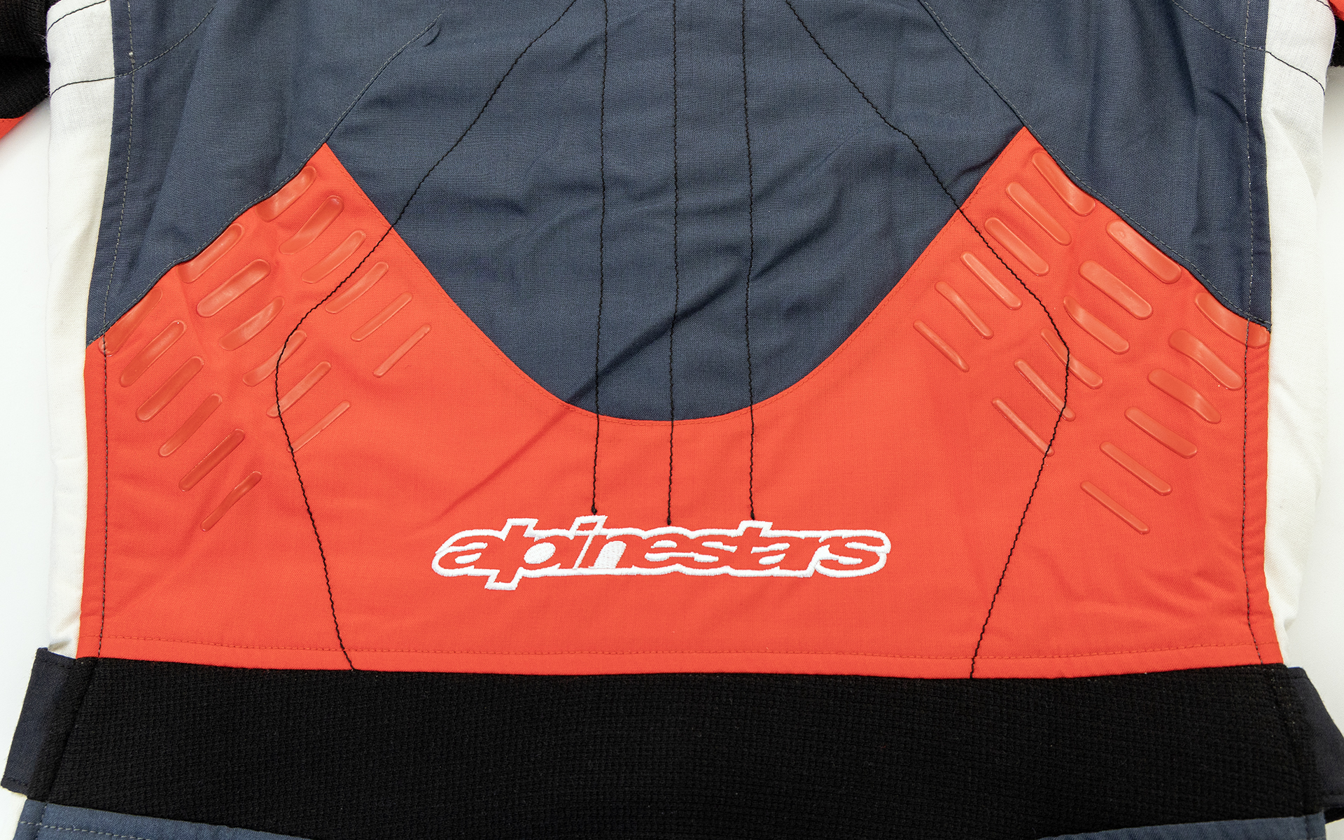 背中（腰あたり）の赤い部分もシリコングリップテクノロジーが装備される。こちらはシートとのずれることを防ぐため目的