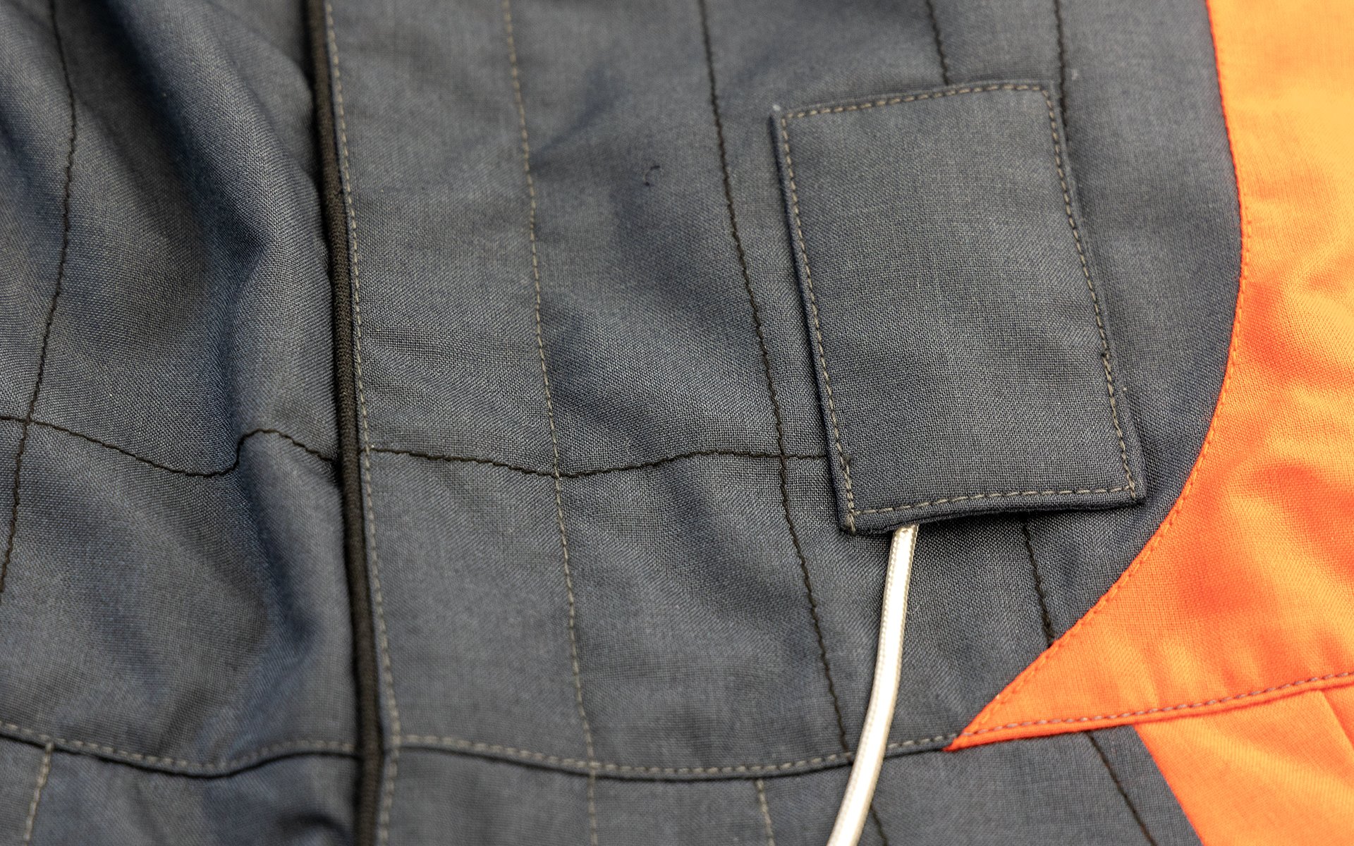 無線ケーブルなどを通すことができる開口部。左胸下に設けてある