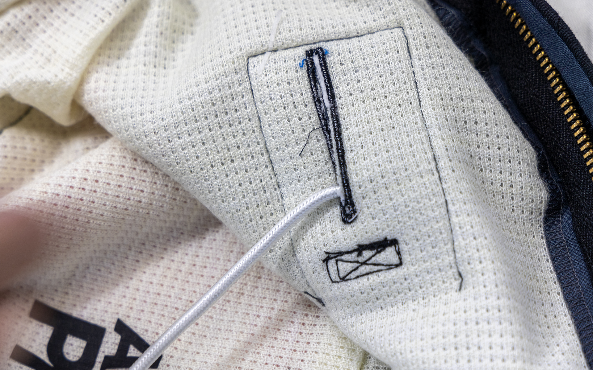 開口部の内側。開口部は広めに取ってあるのでドライブ中に身体が動いてもホース類が引っ張られにくい