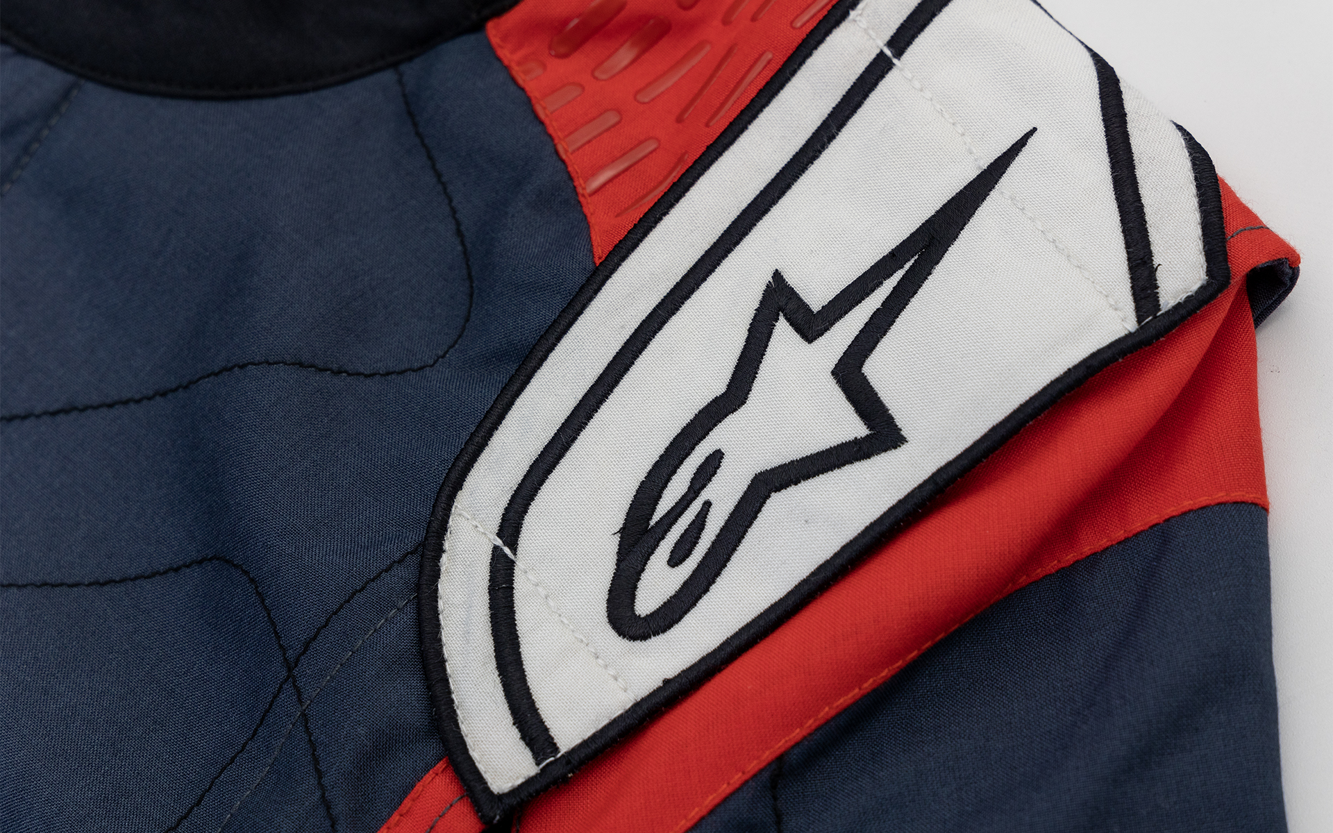 ショルダーグリップにはアルパインスターズのロゴが刺繍で入っていて高級感もある