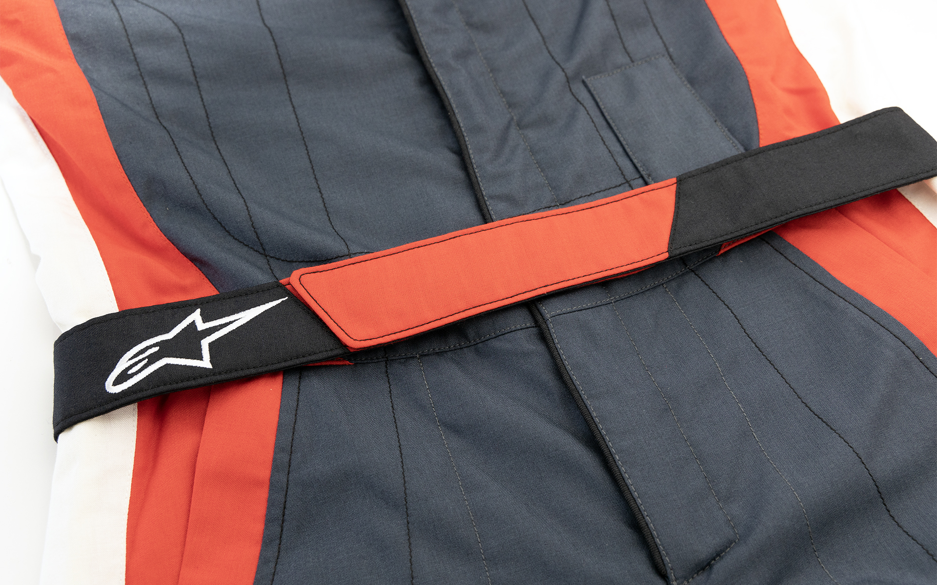 GP PRO COMP V2 SUITは縦のラインで色を変えるデザインで、センター部に主要色を広めに配置。そしてサイドに色を変えたラインを入れることでスラッと見えるデザイン。そこに腰ベルトを締めるとよりスタイリッシュなイメージになる