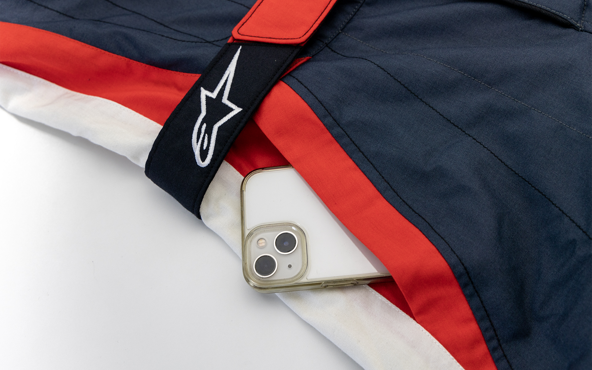 GP PRO COMP V2 SUITには両サイドにポケットもある。走行会では１日中スーツを着ていることが多いのでポケットがあるのは便利