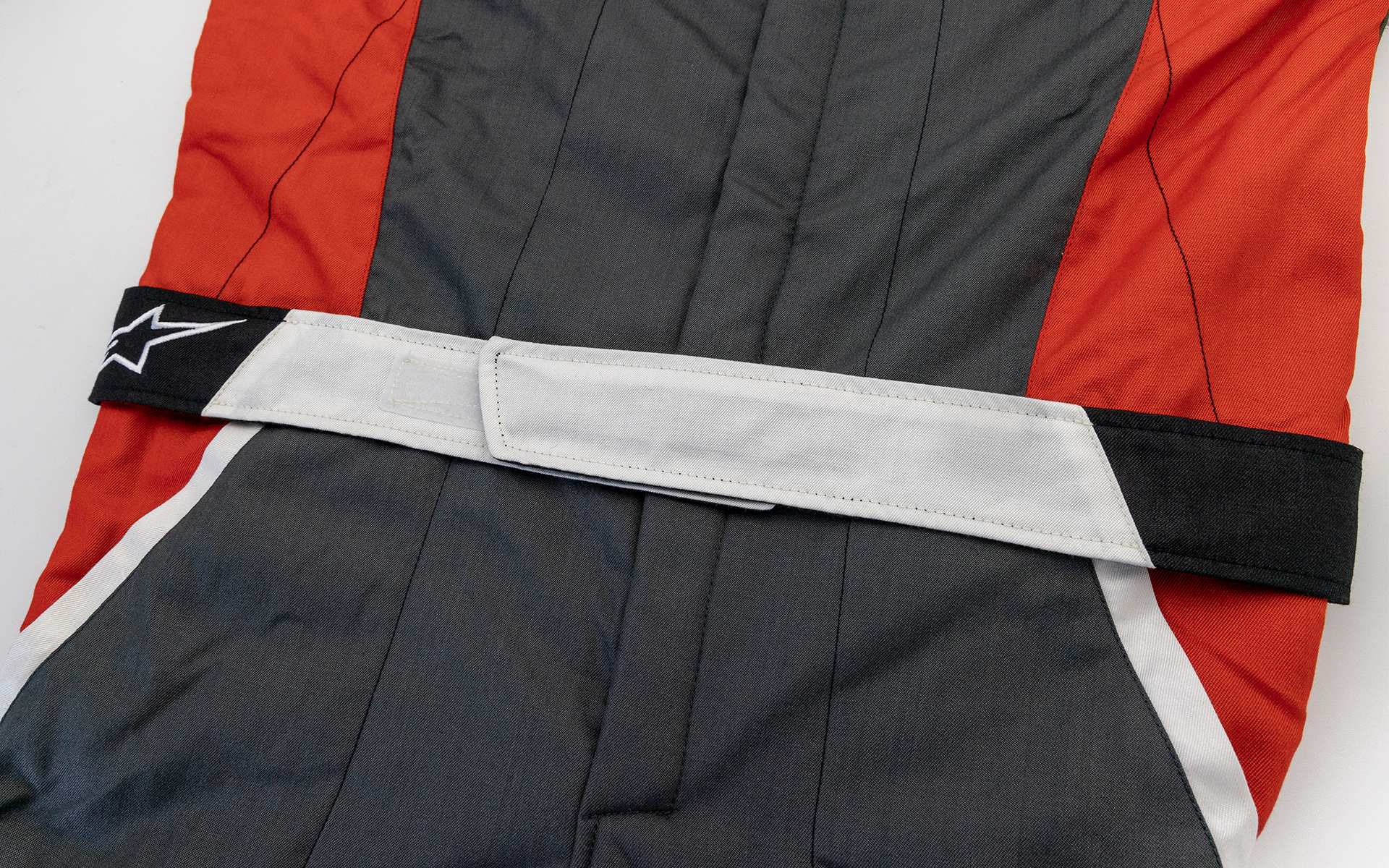 腰ベルト付きなので締めることでフィット感も増すし、お腹まわりをスッキリ見せることもできる