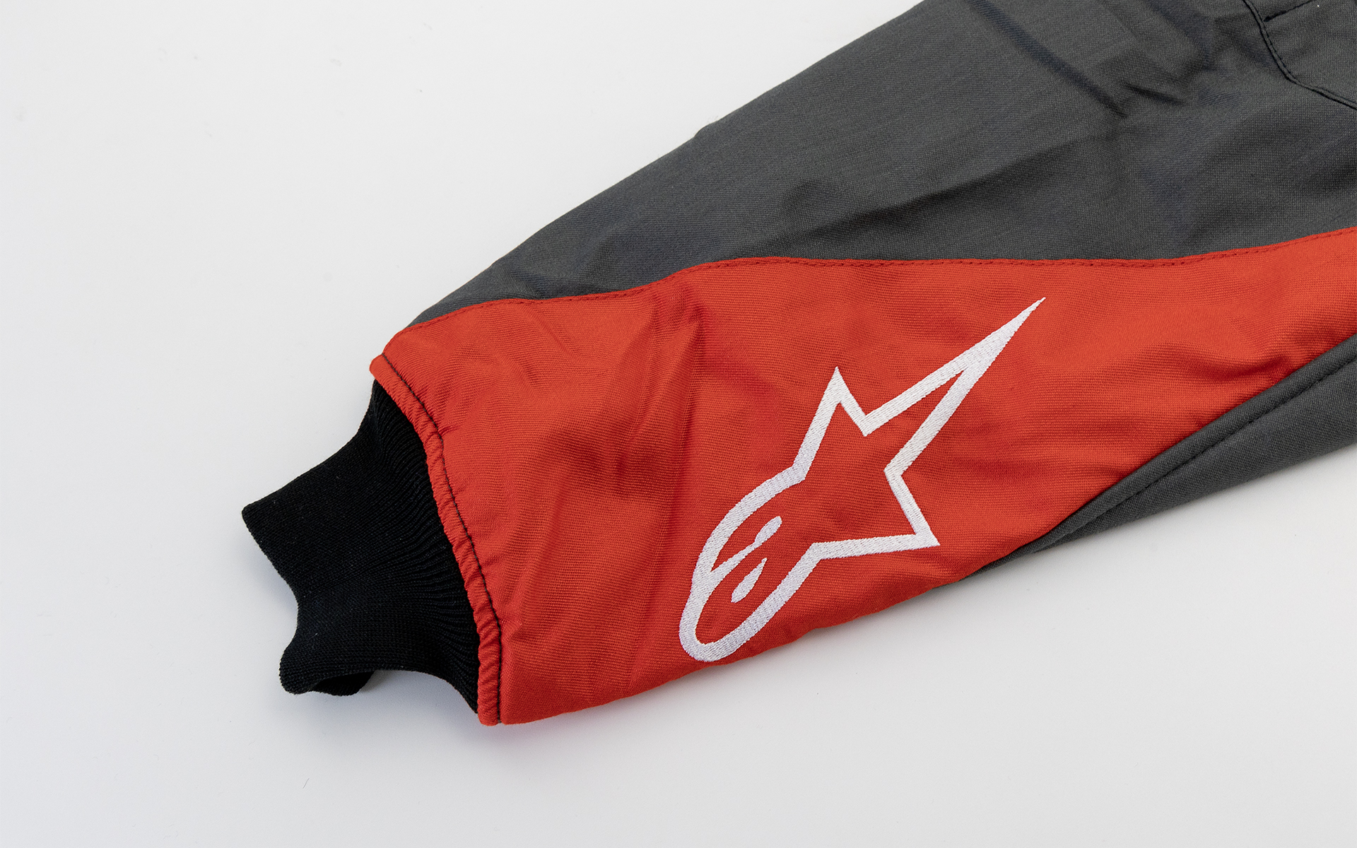 袖口、裾は操作のジャマになりにくいリブ編み。レーシングスーツとしての機能を優先させた作り