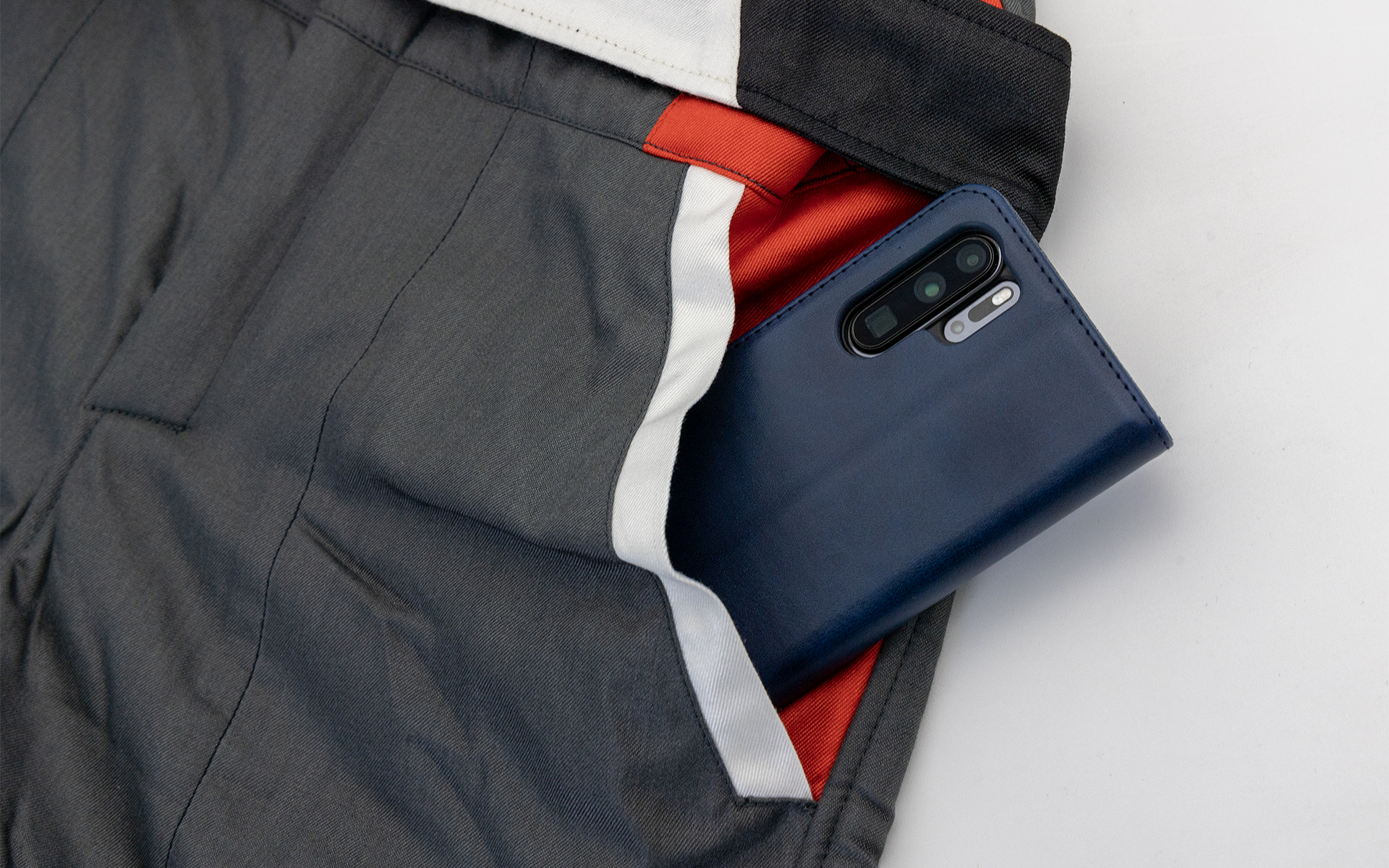 ポケットはベルト下左右にある。パドックにいるときスマホやキーなど入れておくところがあるのは便利