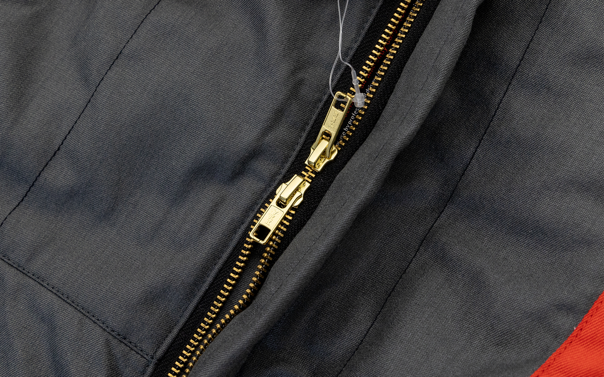 フロントジッパーは上からも下からも開けられるダブルジッパー