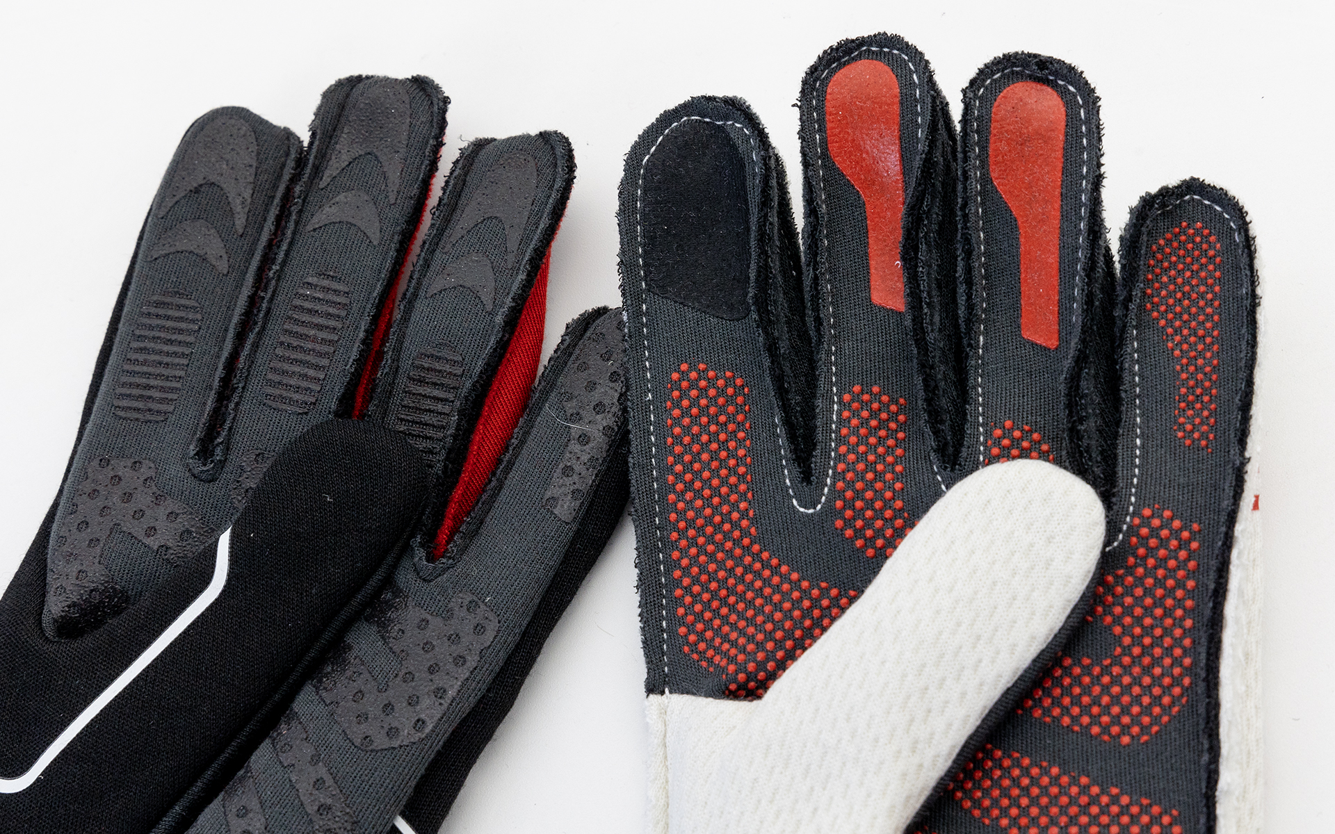 タッチパネル対応のモデルもある。スマホを計測器にしている場合はタッチパネル対応のモデルが必須。また、指先にはパドル操作用の滑り止め加工があるのも最新モデルの特徴