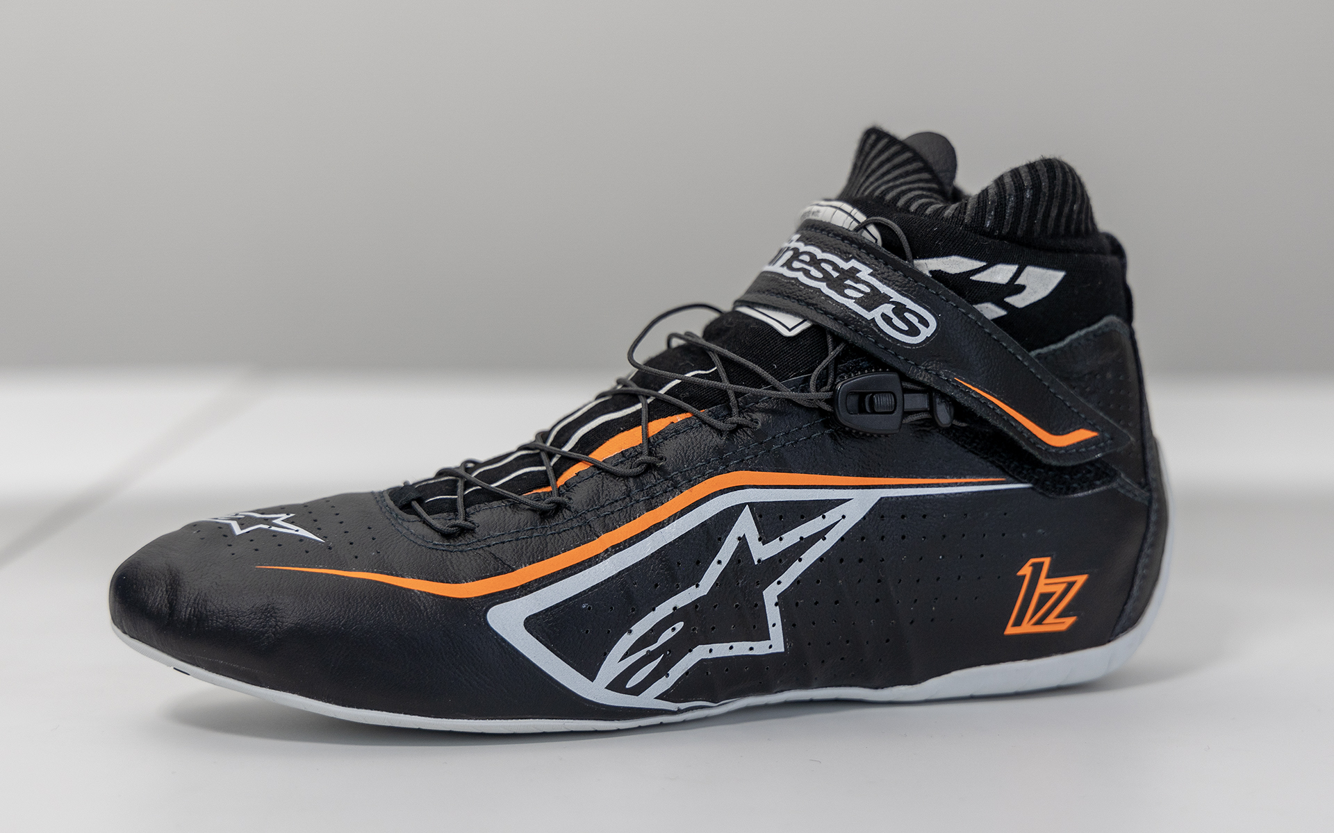 井口選手、山内選手が履くシューズと同等の純レーシング向きのシューズがSUPERMONO V2 SHOESとTECH-1 Z V2 SHOES（写真はTECH-1 Z V2 SHOES）。軽量であり高いフィット感を持つ