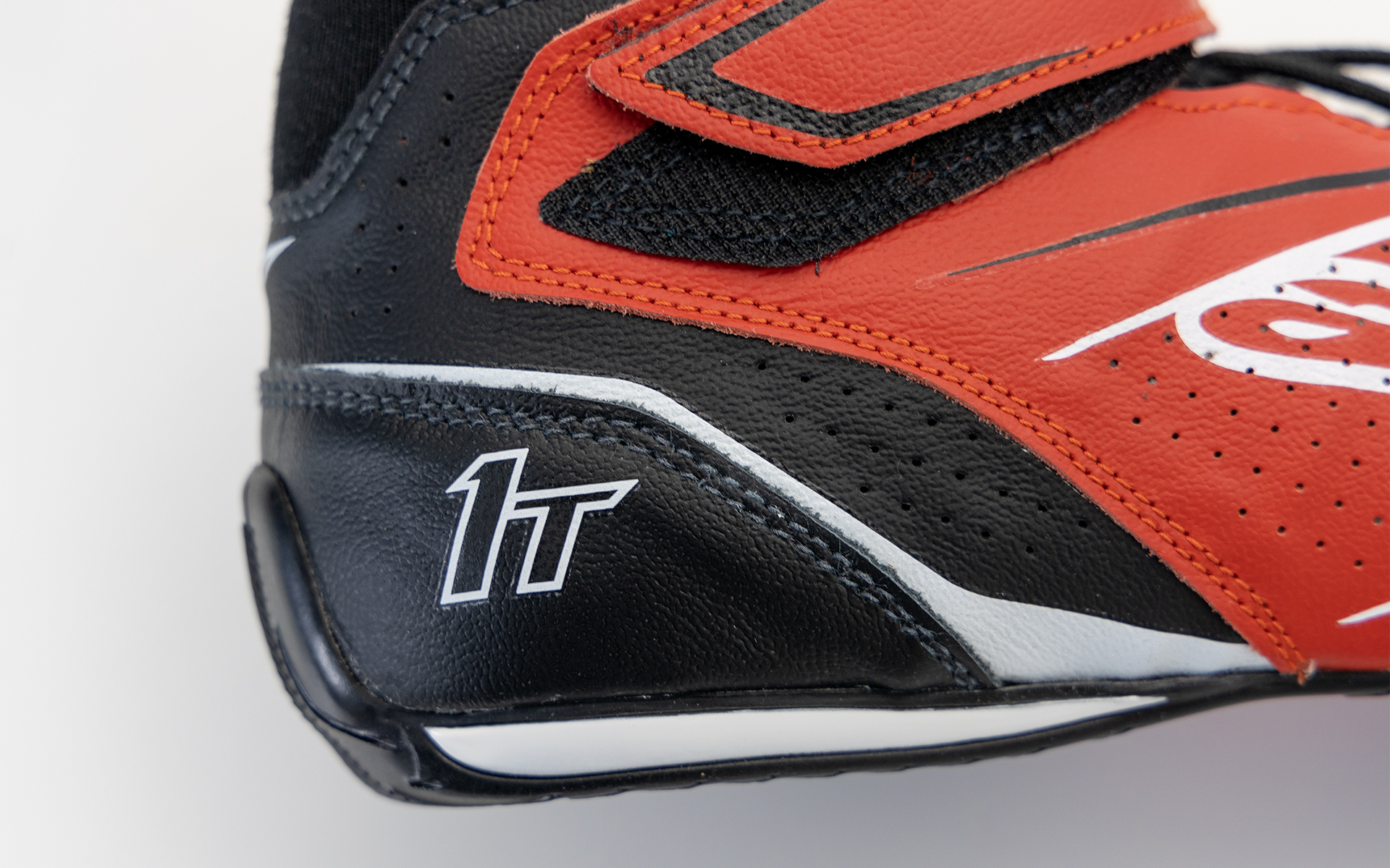 カカトに切り欠きを設けているので操作性がいい。また、カカト部分に入るミッドソールはクッション性を考えたもの