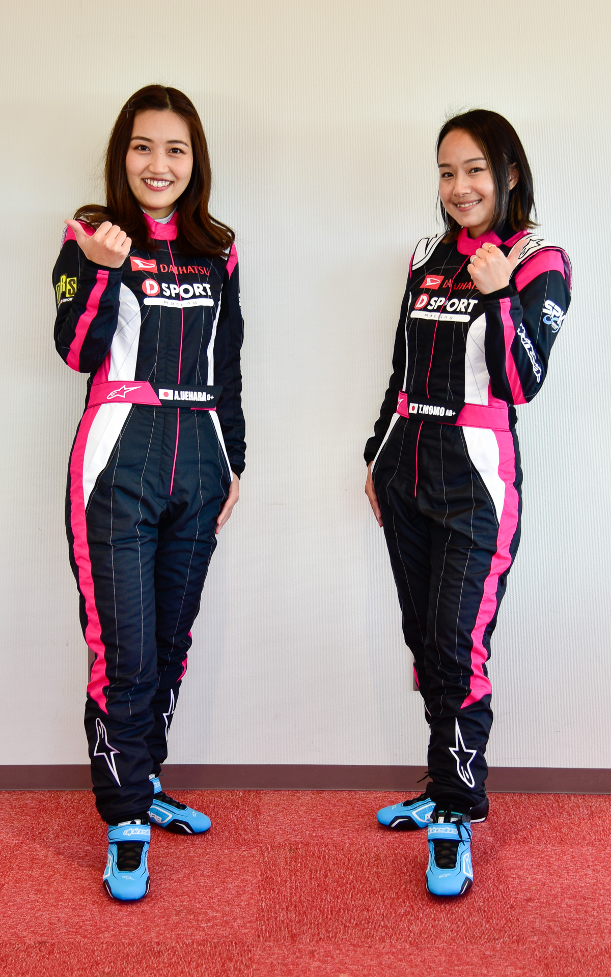 女性向けモデル「STELLA GP PRO COMP V2 SUIT」を着用するD-SPORT Racing Teamの上原あずみ選手（左）と槻島もも選手（右）