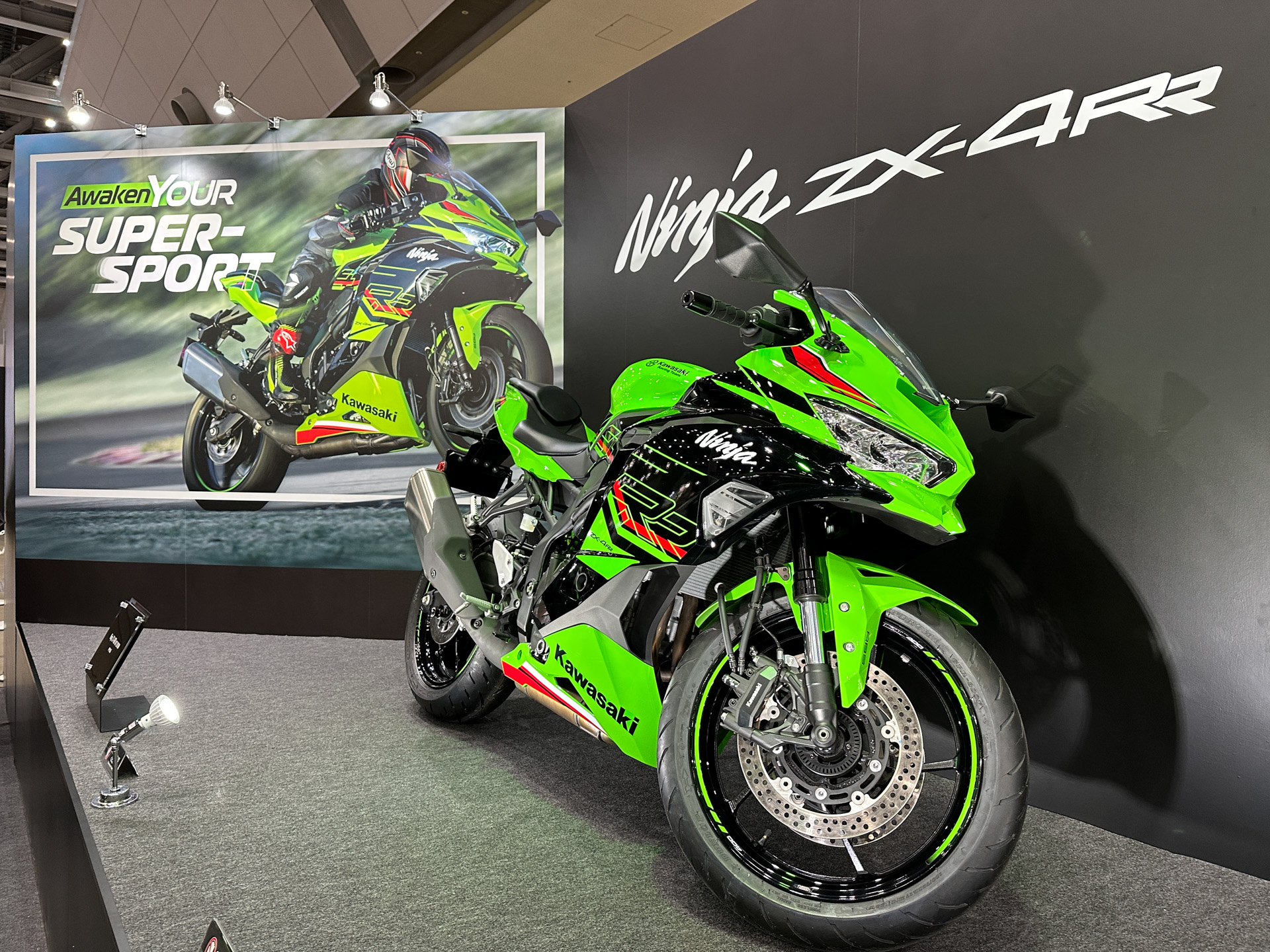 新開発の4気筒399ccエンジンを搭載する「Ninja ZX-4RR」