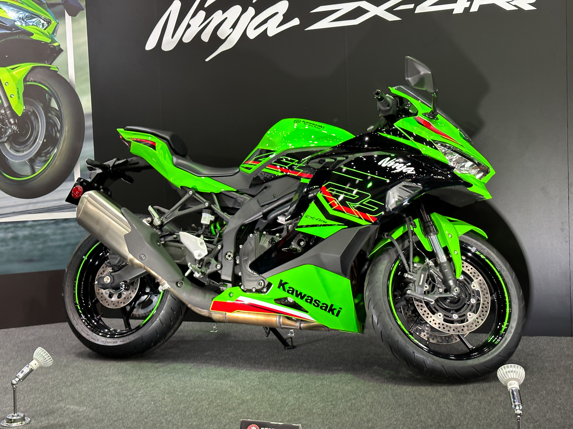 新開発の4気筒399ccエンジンを搭載する「Ninja ZX-4RR」