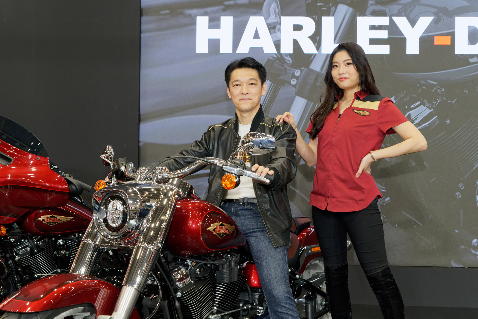 ハーレーダビッドソンは生誕120周年をテーマにブースを展開。ハーレーダビッドソン ジャパン株式会社 代表取締役 野田一夫氏が自らアニバーサリーモデルにまたがり記念撮影