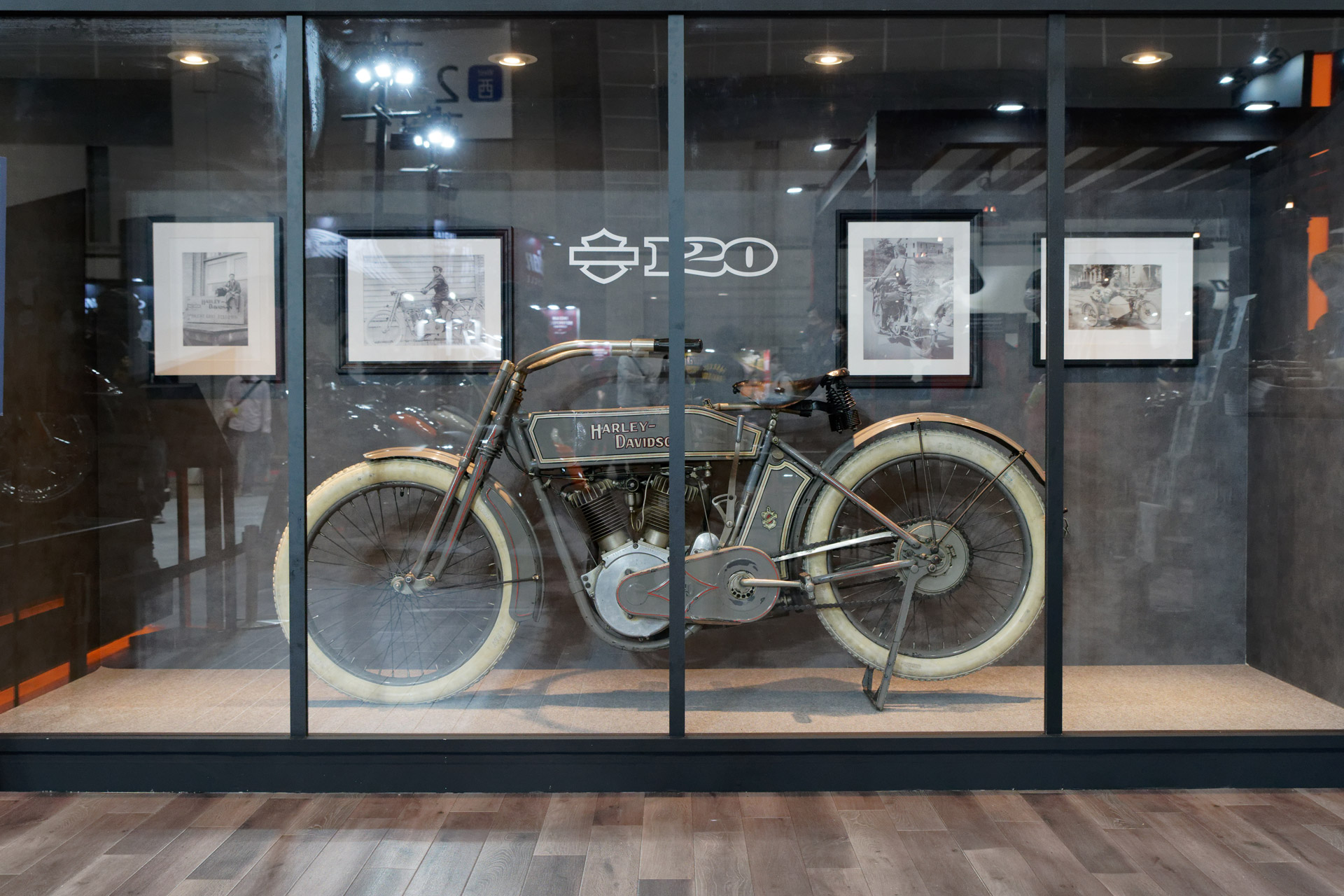 1913年、日本に初めて輸入されたとされるハーレーダビッドソン「Model 9-E」を展示