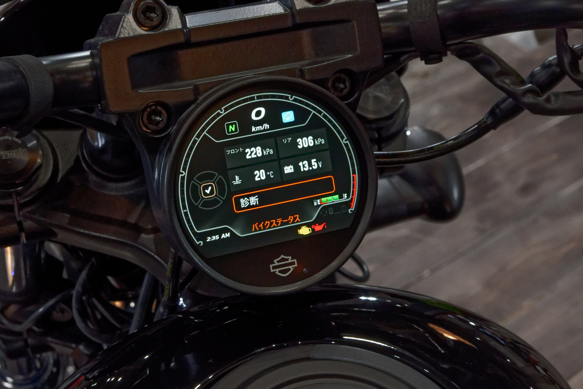 前後タイヤの空気圧をリアルタイムにチェックできる