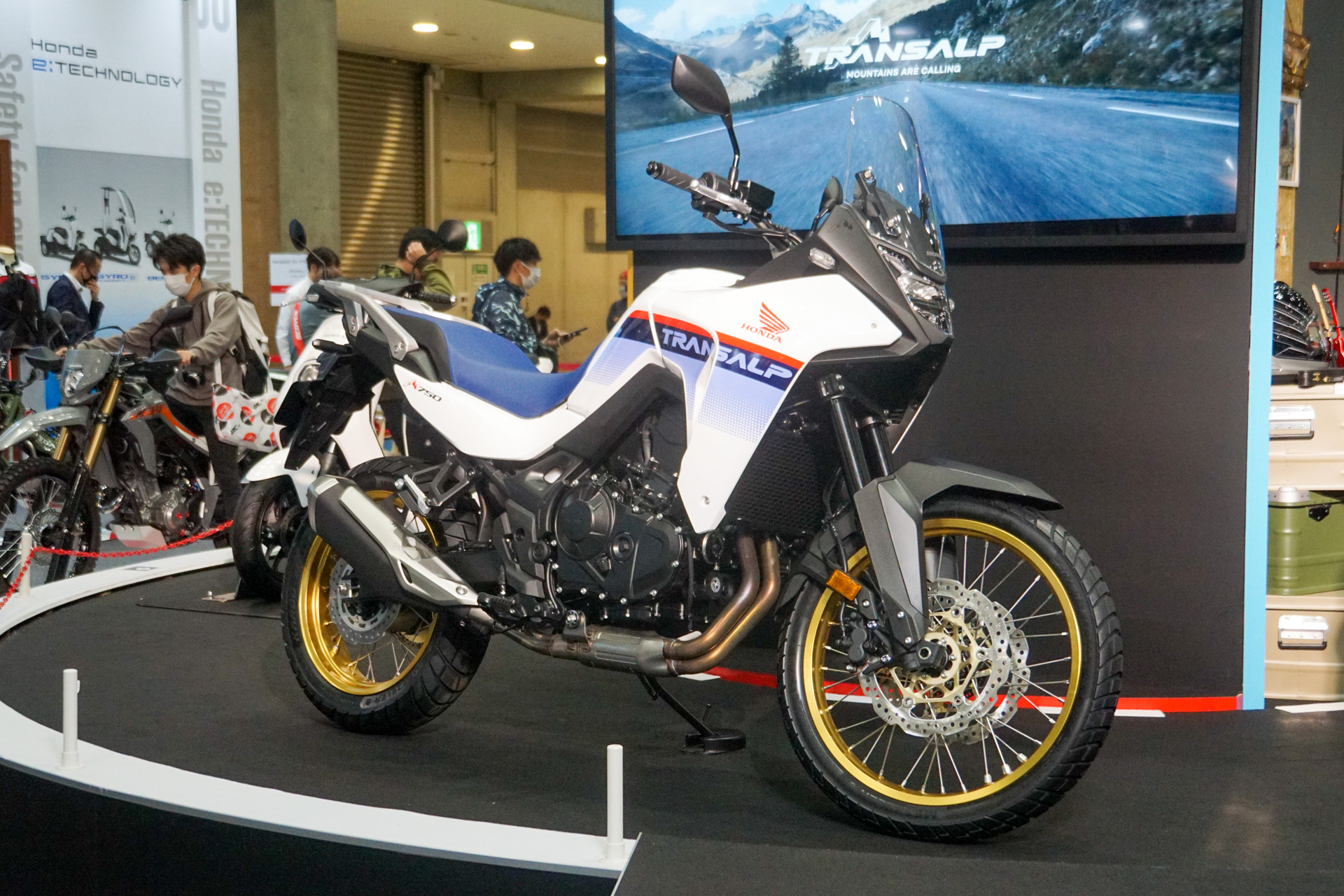「XL750 TRANSALP」は、水冷・4ストローク・OHC・4バルブ・754cm<sup>3</sup>直列2気筒エンジンを搭載するアドベンチャーモデルで「日常短距離での扱いやすさと、休日の長距離、高速走行時の快適性」「舗装路での軽快性と未舗装路の走破性」「冒険心をかき立てる豊富で充実した装備」を高い次元でバランスさせることを目指して開発されたモデル