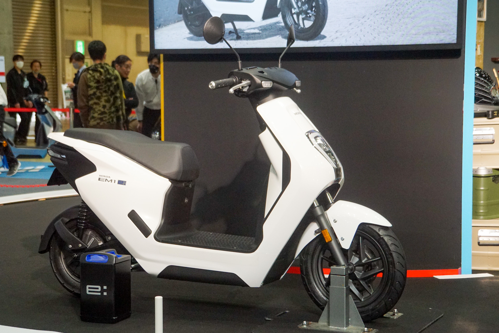 「EM1 e:」は、交換式バッテリ「Honda Mobile Power Pack e:」1個を動力用バッテリに採用した原付一種の電動スクーター。充電済みのモバイルパワーパックに交換することで、充電を待つことなく連続走行が可能となる