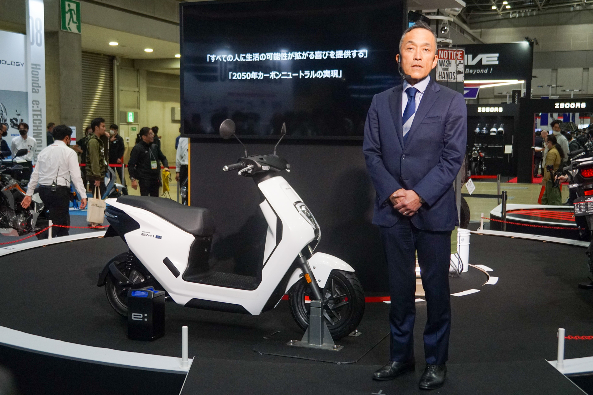 「EM1 e:」は、交換式バッテリ「Honda Mobile Power Pack e:」1個を動力用バッテリに採用した原付一種の電動スクーター。充電済みのモバイルパワーパックに交換することで、充電を待つことなく連続走行が可能となる