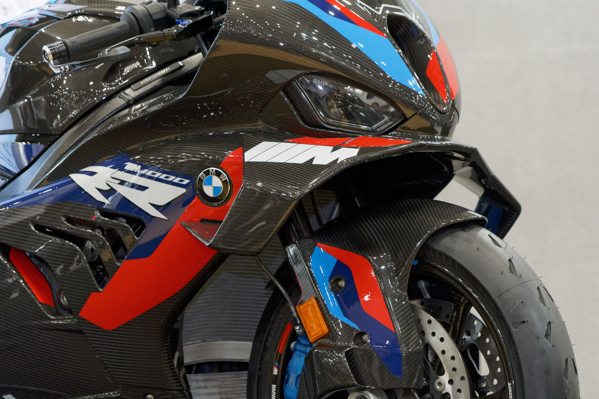 正面から見ると大型のM字をなしている「Mウイングレット」