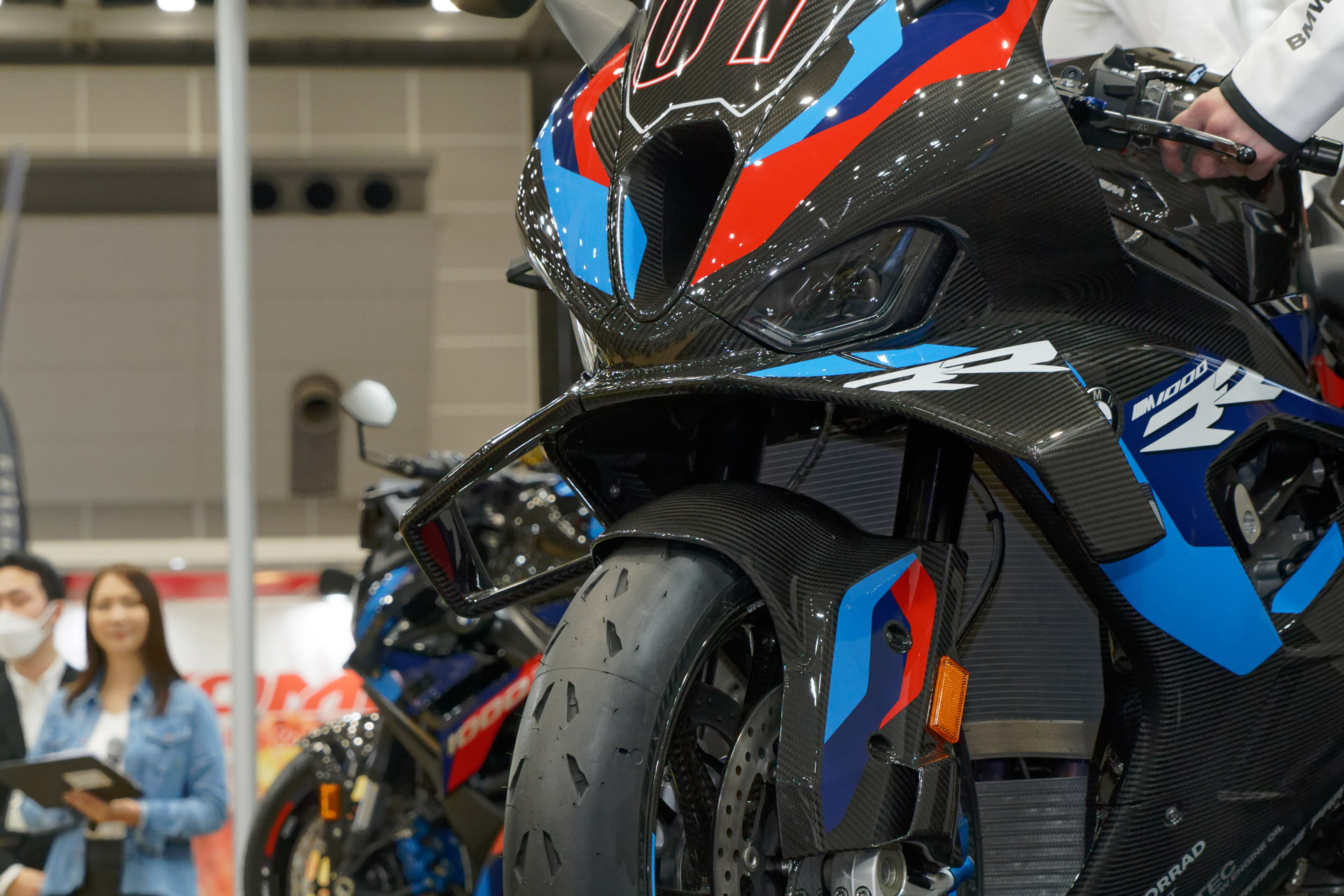 正面から見ると大型のM字をなしている「Mウイングレット」