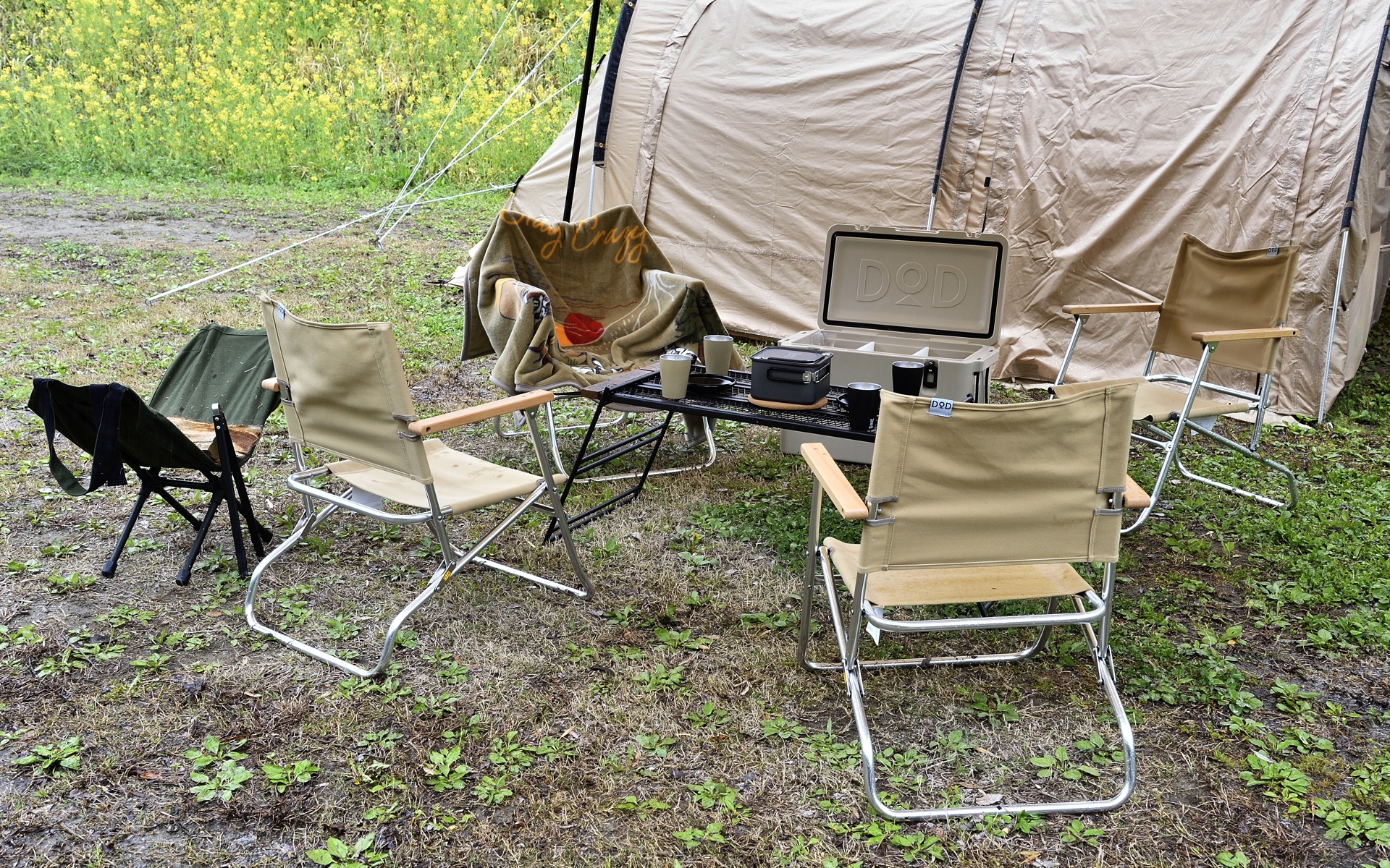 大人4～5人でのんびりとキャンプするイメージの用品