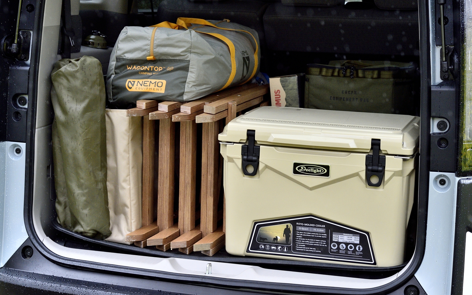 すべてのアウトドアグッズを積み込んでもラゲッジスペースの下半分しか使わない