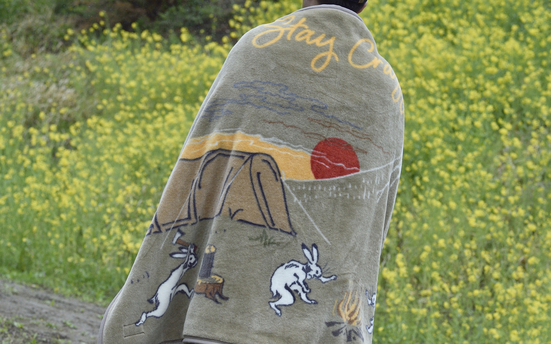 鳥獣戯画のようなイラストと融合したふわふわの毛布「ギガモフモフM」