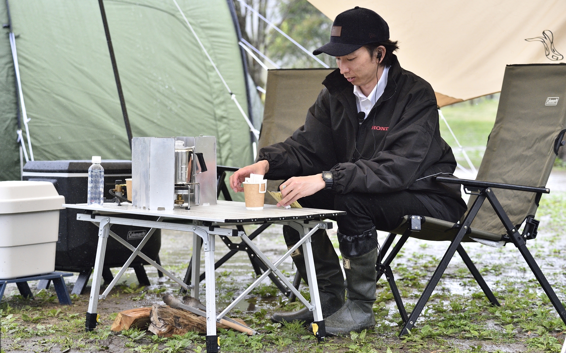 クーラーボックスは直接地面には置かず、低めの台に載せておけば広い面積の底面が汚れないので、クルマに積むときも楽だという