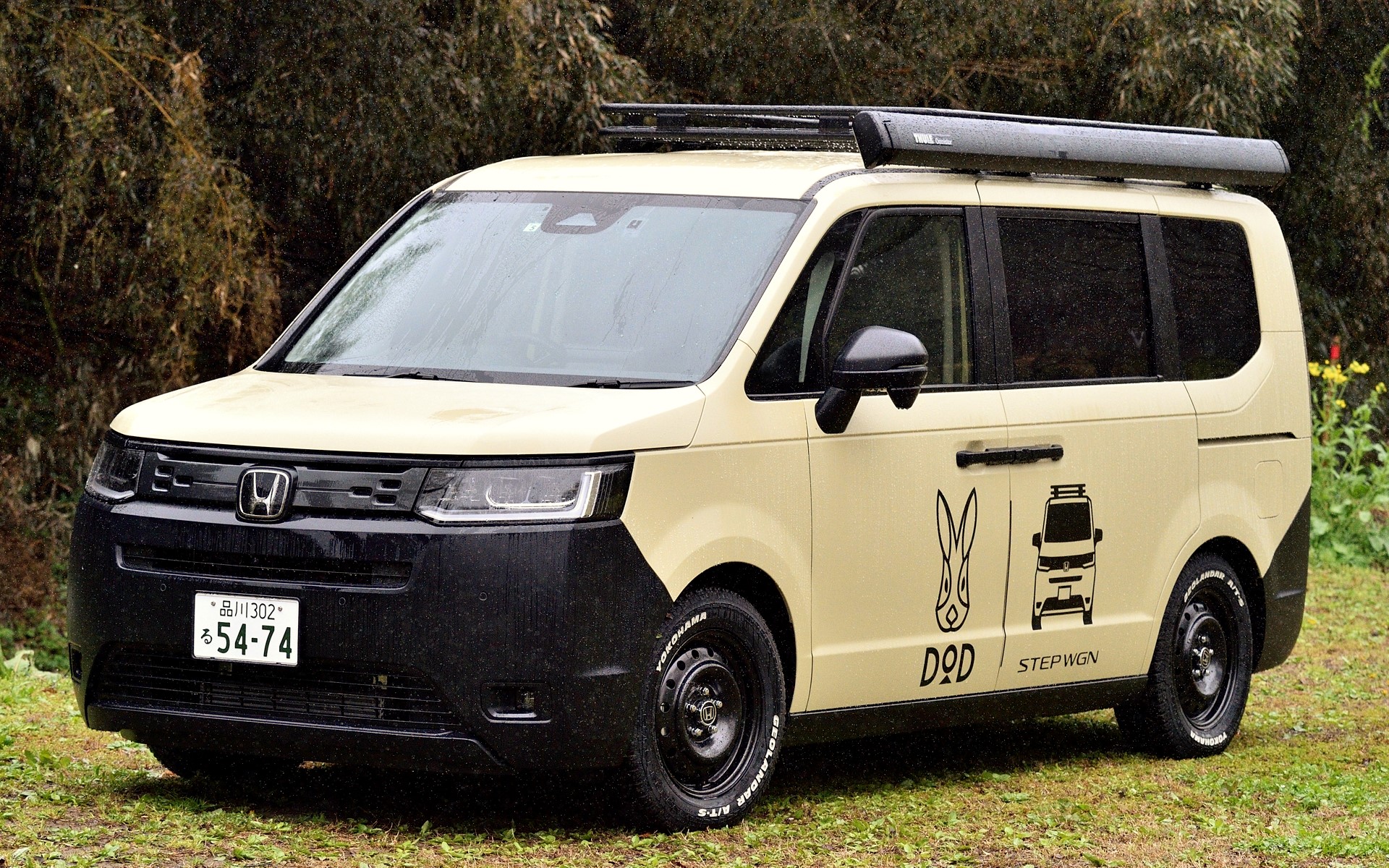 DODが監修したウサップワゴンは、前後バンパーをブラックアウトしつつ、ボディはDODのブランドカラーである「DODタン」を採用