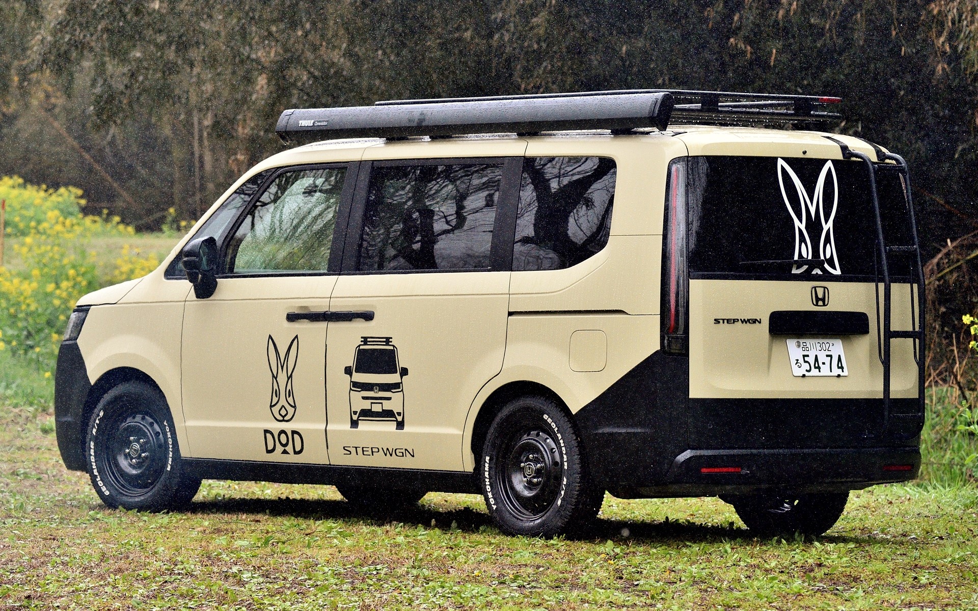 ルーフにはDODのキャンピングマットがピッタリ2枚敷けるサイズで特注したキャリアを装着。天気がよければ2人で星空を眺めたりできる想定