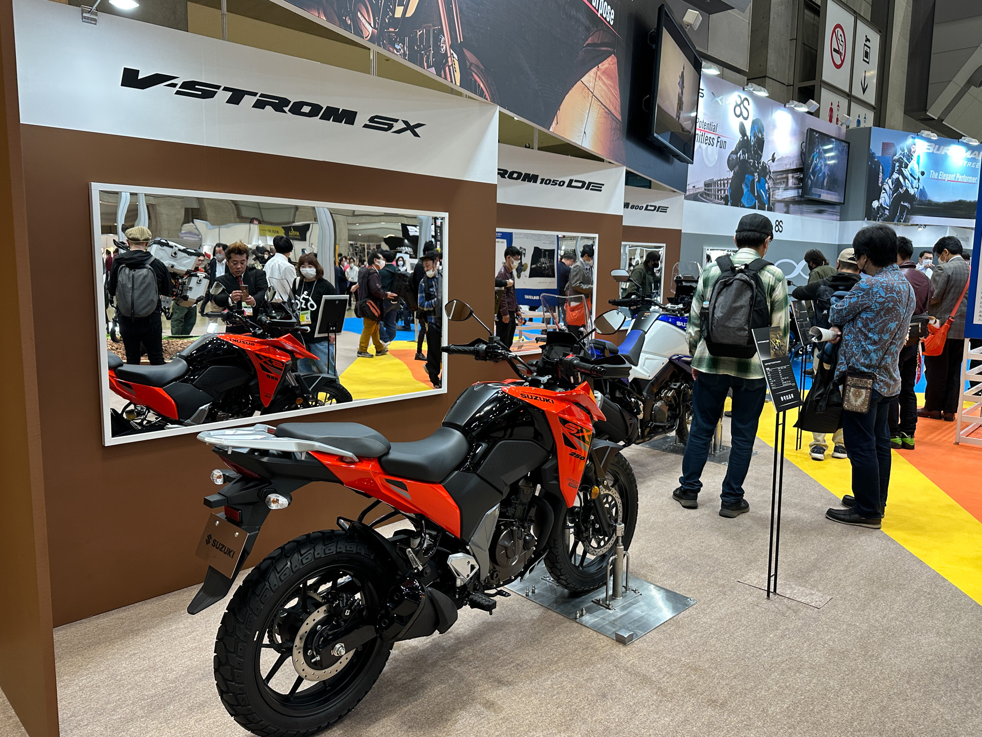 「V-STROM SX」をはじめ、実際にまたがれる車両が用意されるスズキブース