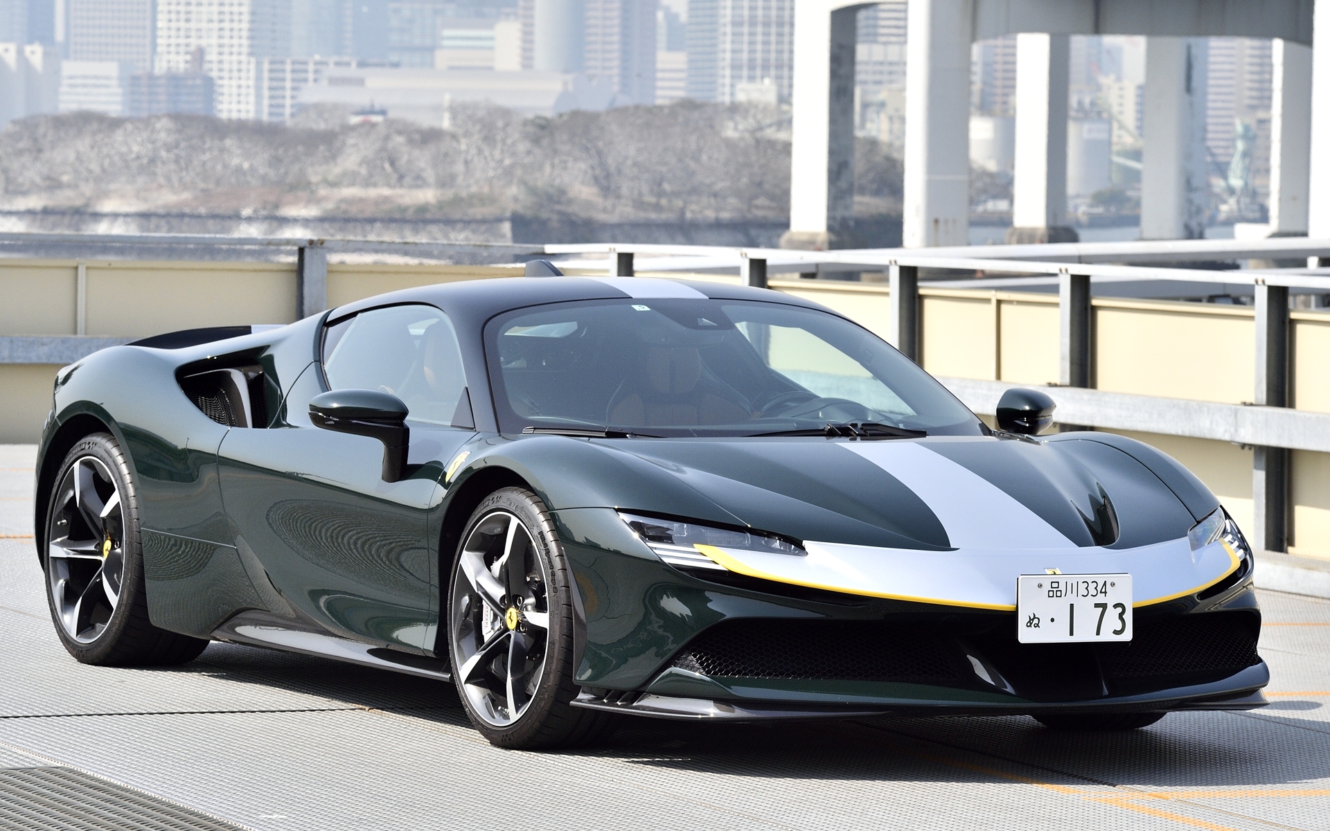 ボディサイズは4710×1972×1186mm（全長×全幅×全高）でホイールベースは2650mm。乾燥重量は1570kg、前後重量配分はフロント45：リア55