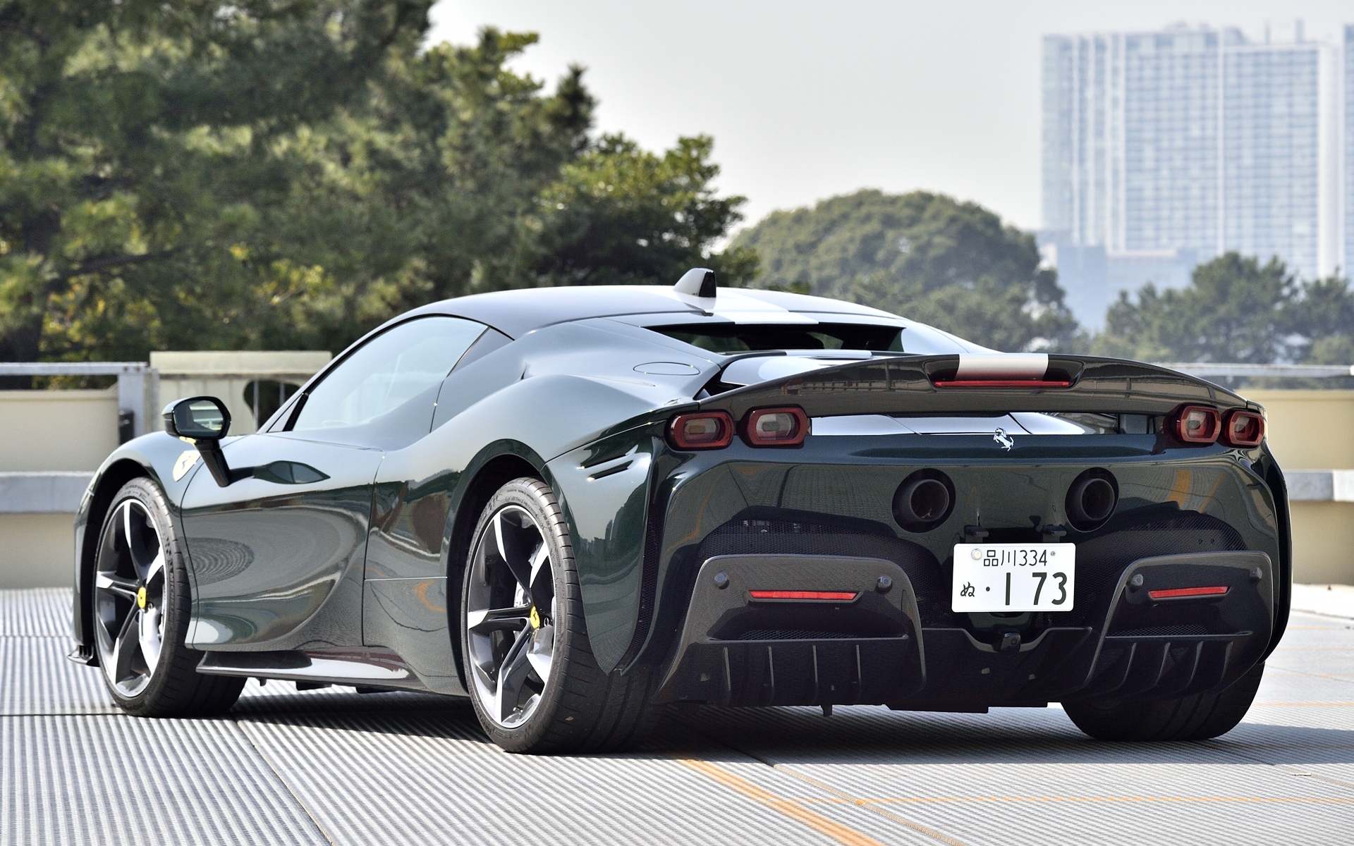 試乗車は受注生産となる特別仕様車「Assetto Fiorano」で、サーキット走行向けのショックアブソーバーや、カーボンファイバーやチタンを使用して標準モデルよりも21Kg軽量化が施されている