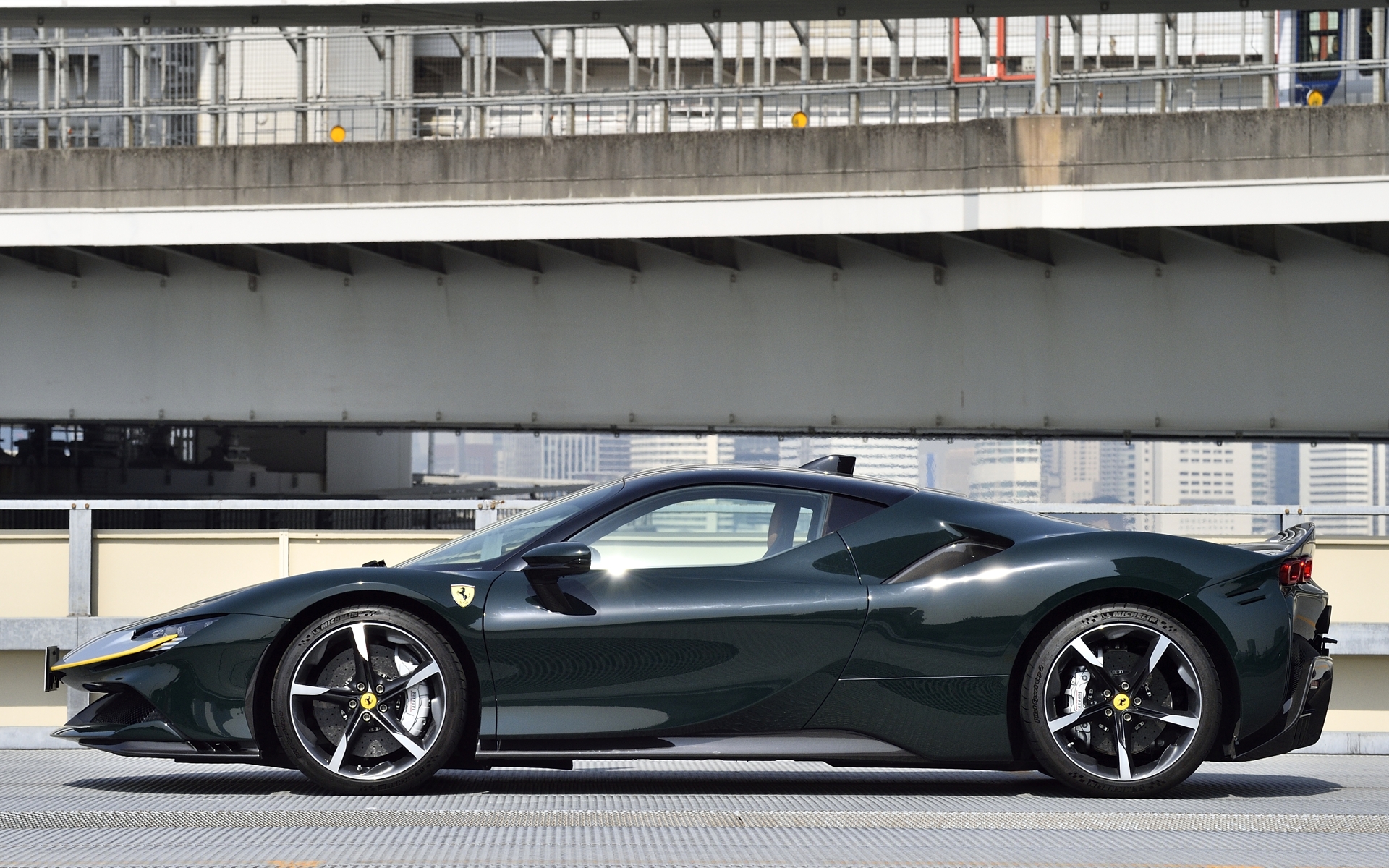 SF90 ストラダーレは、ドイツで1955年から行なわれている国際的プロダクトデザイン賞「レッド・ドット・デザイン賞」にて、プロダクト・デザイン部門の最高賞「ベスト・オブ・ザ・ベスト賞」に輝いている