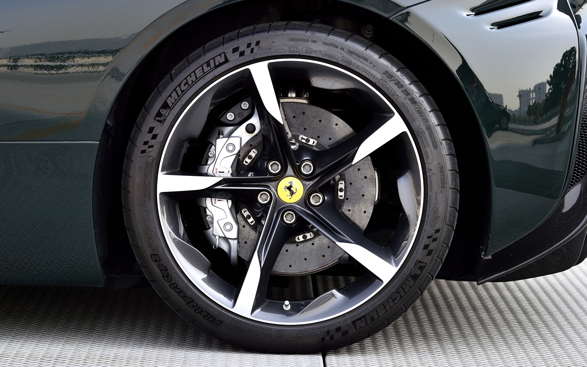 リアタイヤのサイズは315/30ZR20、リアのブレーキローター径は360Φで厚みは32mm