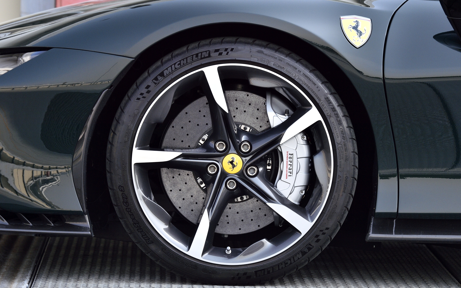 試乗車の装着タイヤはミシュランのパイロットスポーツCup2で、サイズはフロントが255/35ZR20、フロントのブレーキローター径は398Φで厚みは38mm