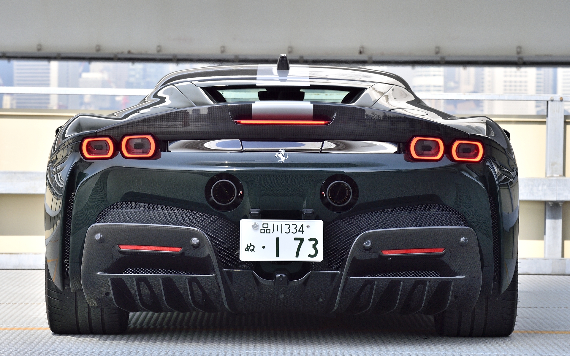 センター2本出しマフラーによって迫力のリアビューに仕上がっている